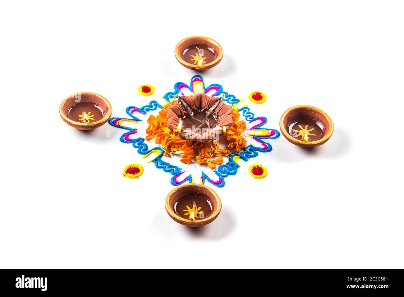 Ton diya Lampe leuchten bei Diwali Festival. Ton Diya auf RANGOLI. Happy Diwali Greetings Card Design, Indische hinduistische Lichterfest Diwali genannt. Stockfoto