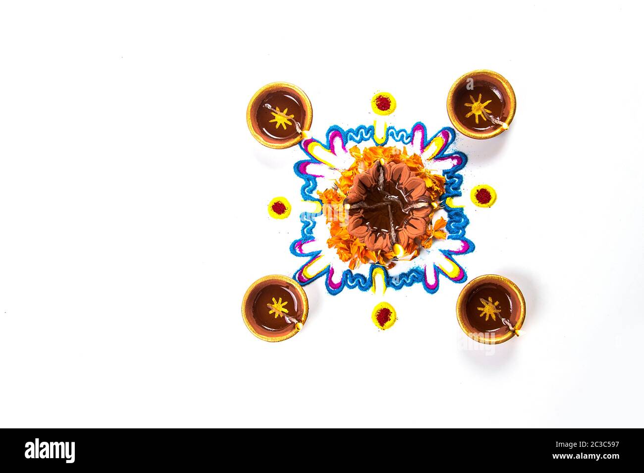 Ton diya Lampe leuchten bei Diwali Festival. Ton Diya auf RANGOLI. Happy Diwali Greetings Card Design, Indische hinduistische Lichterfest Diwali genannt. Stockfoto