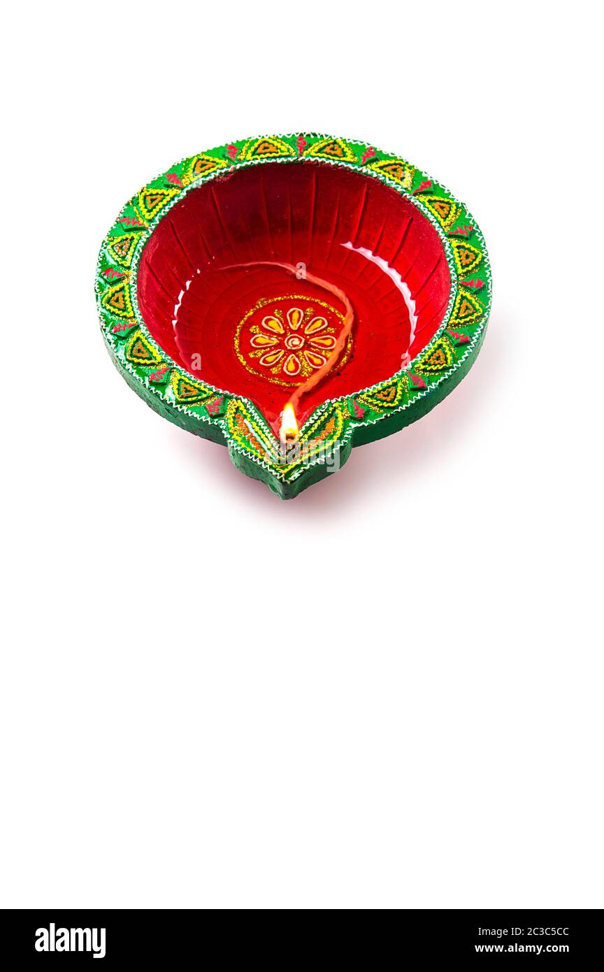 Einzelne Ton diya Lampe leuchten bei Diwali Festival. Happy Diwali Greetings Card Design, Indische hinduistische Lichterfest Diwali genannt. Stockfoto