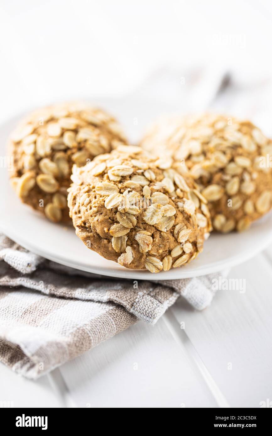 Müsli oatmeal Cookies auf weißer Tisch. Stockfoto