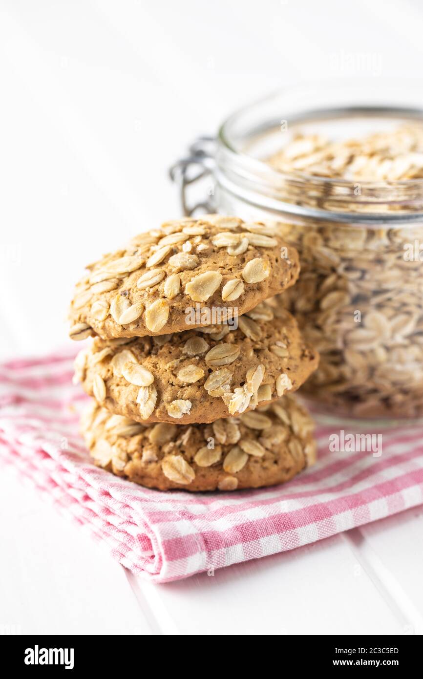 Müsli oatmeal Cookies auf kariert Serviette. Stockfoto