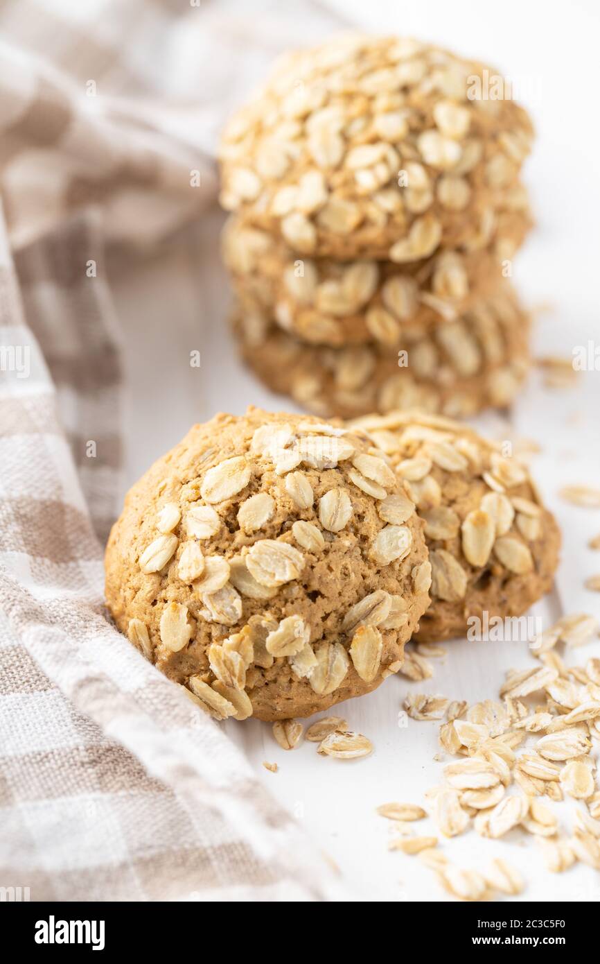 Müsli oatmeal Cookies auf weißer Tisch. Stockfoto