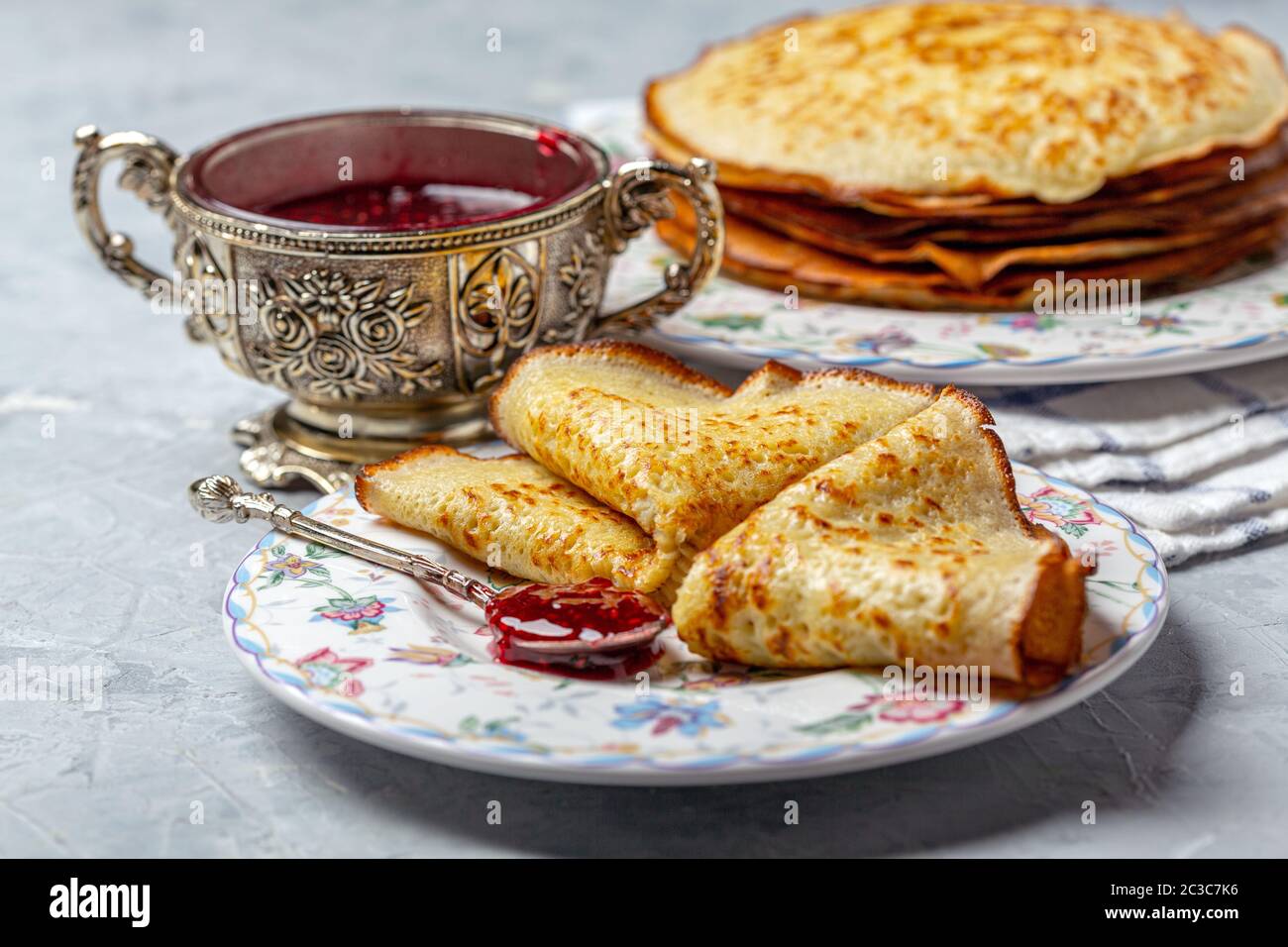 Hausgemachte Pfannkuchen. Russische Maslenitsa. Stockfoto