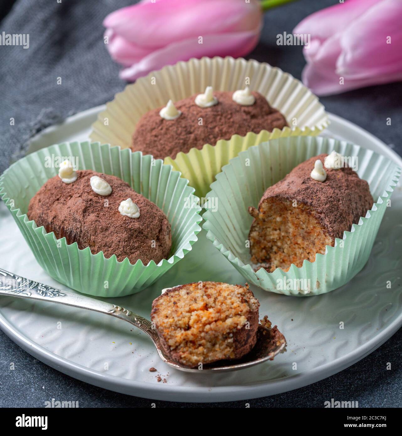 Trüffel Mini-Kartoffelkuchen in Papierkapseln. Stockfoto