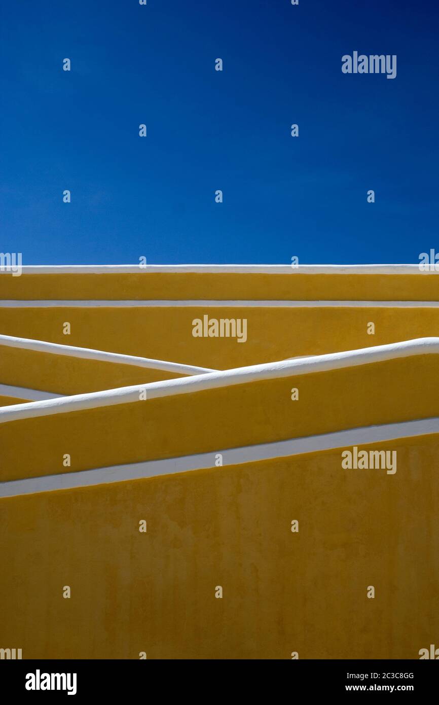 Gelbe Wände des Innenhofs in Fuerte de San Diego, Acapulco, Mexiko, Nordamerika Stockfoto