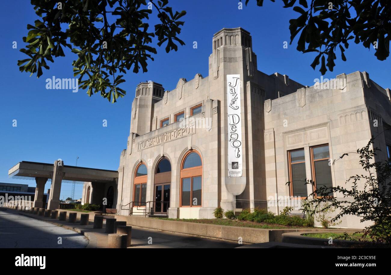 Das 1931 eröffnete Tulsa Union Depot war der Hauptbahnhof der Stadt, bis es 1967 geschlossen wurde. Hier befindet sich jetzt die Oklahoma Jazz Hall of Fame. Stockfoto