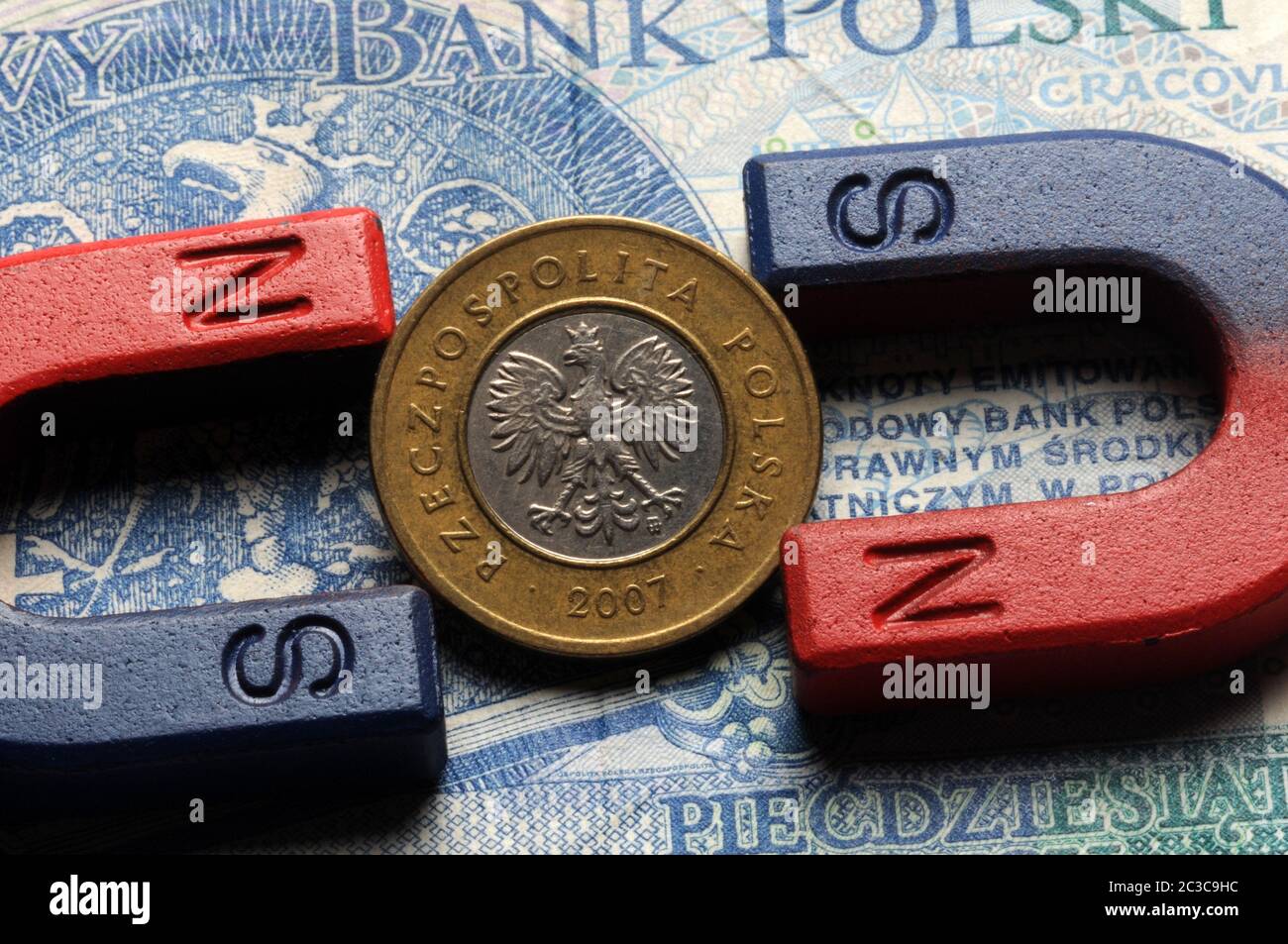 Polnische Münze mit Magneten auf Banknote Stockfoto