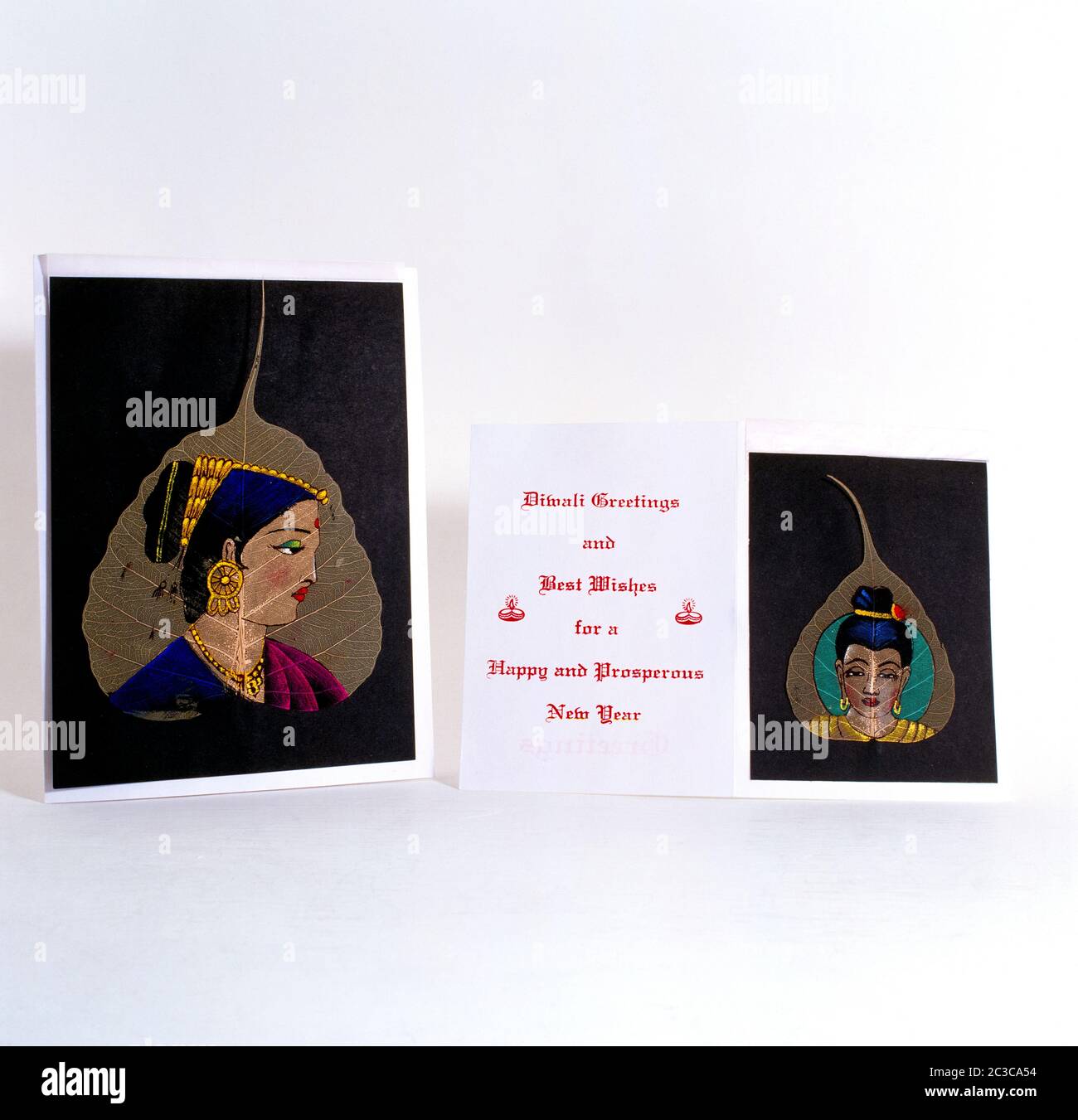 Neujahr / Diwali Karten Indianerinnen auf Peepalblättern bemalt Stockfoto