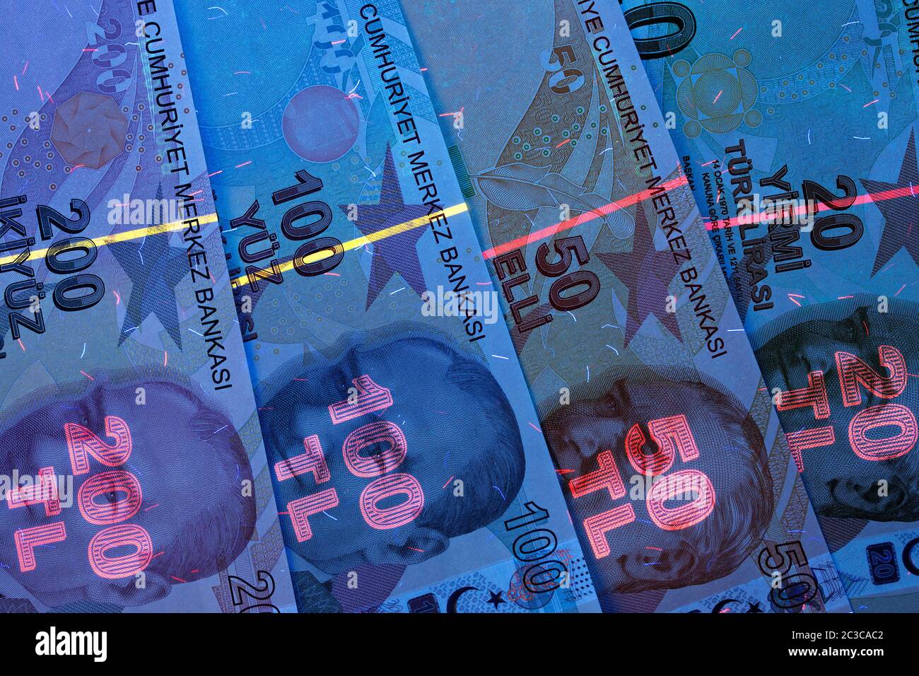 Türkisches Geld in UV-Strahlen Stockfoto