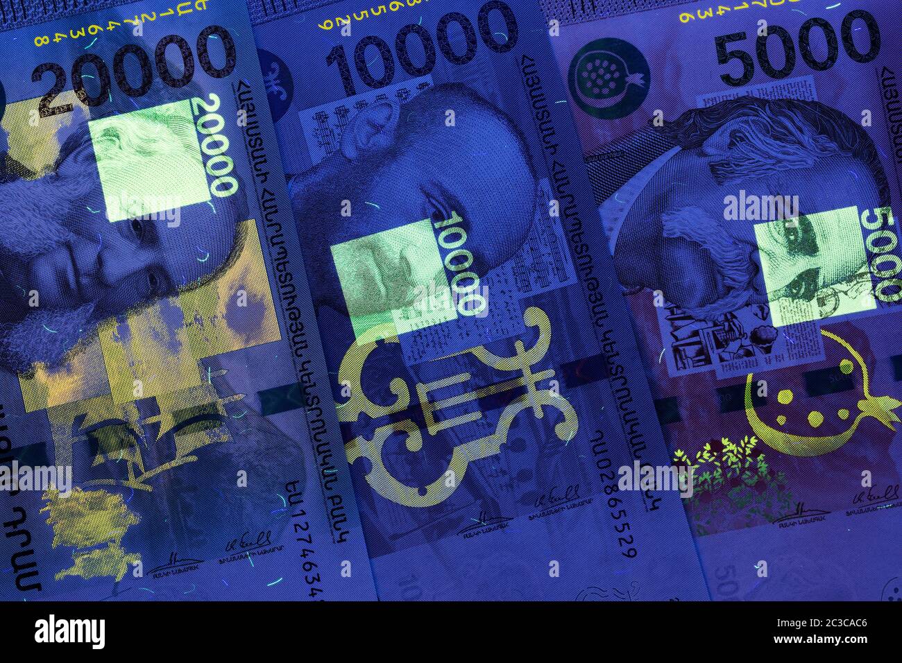 Armenisches Geld in UV-Strahlen Stockfoto