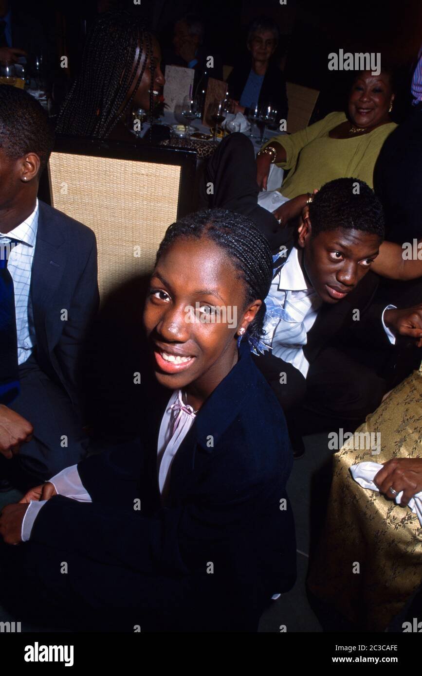 Portrait von dreizehn Jahre alt schwarz Mädchen lächelnd auf einer Party Stockfoto