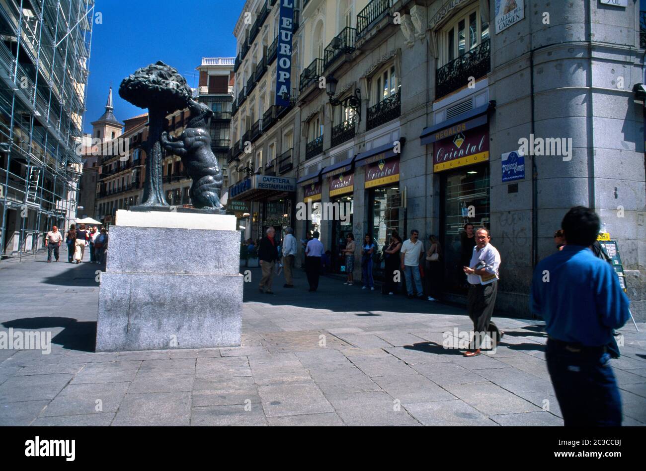 Madrid Spanien Puerta del Sol Bronzestatue des Bären und das Erdbeerbaum-Symbol von Madrid Stockfoto