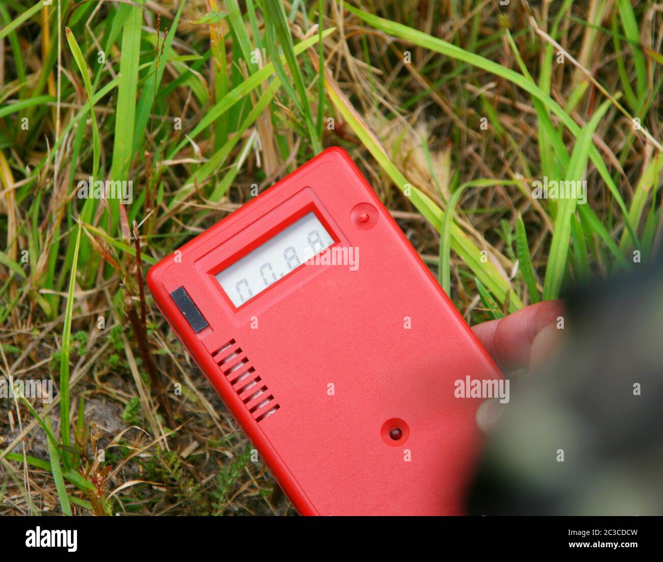 Arbeiter, die Messung der Umgebungsstrahlung Ebene durch dosimeter Stockfoto