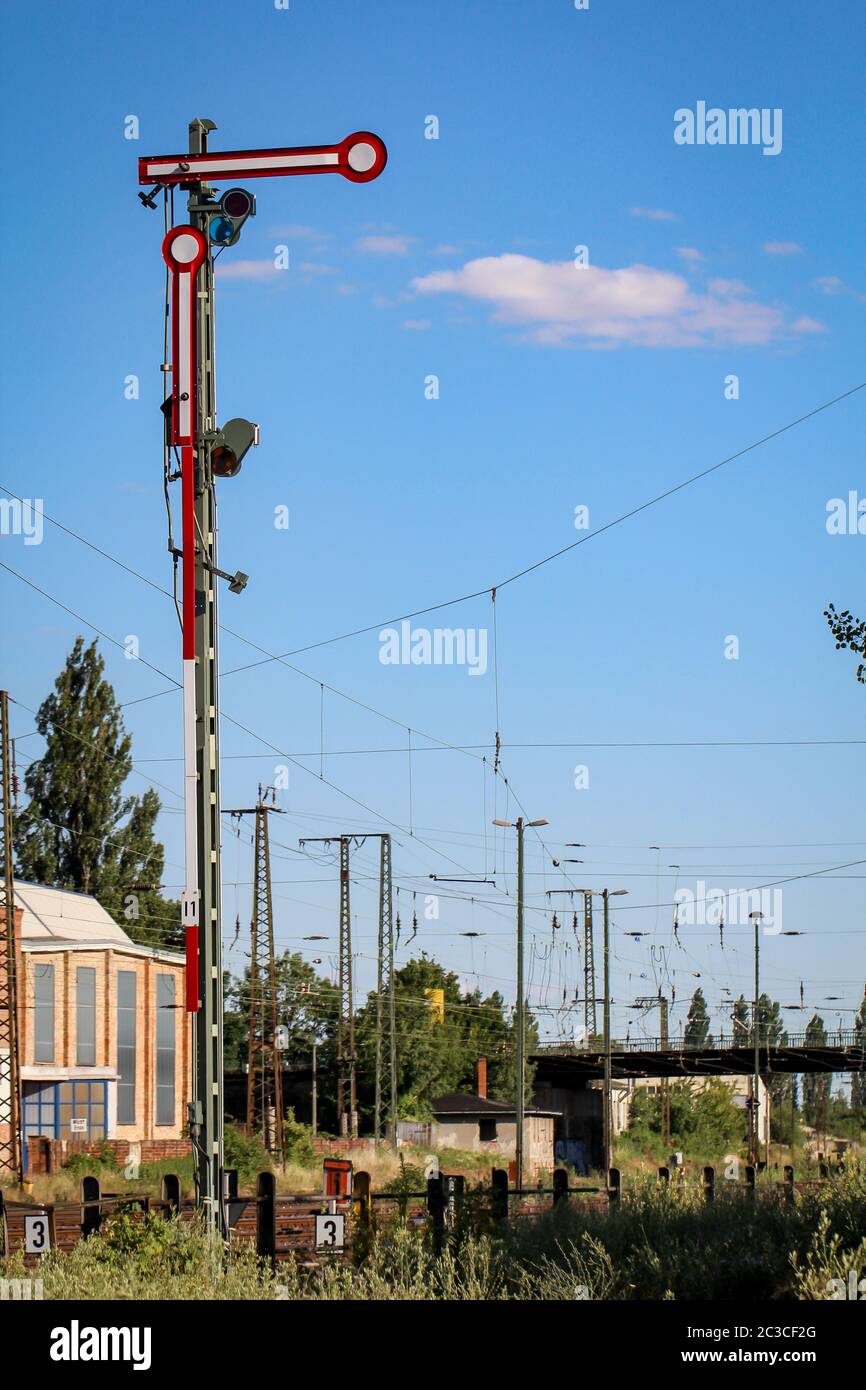 Blick auf das Schienennetz mit Freileitungen in Köthen Stockfoto