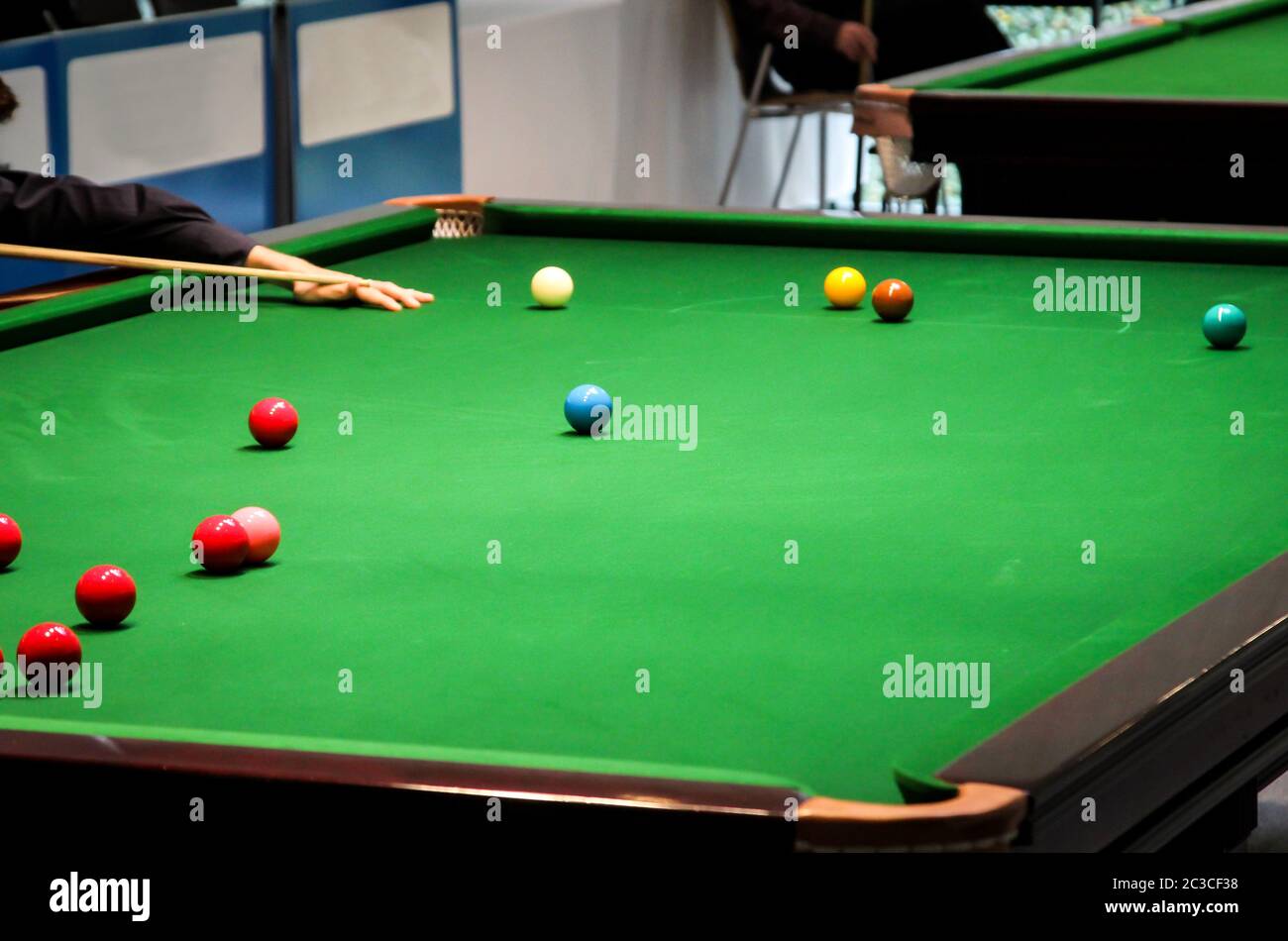 Szenen aus Billard, bunt nummerierte Bälle auf Tischen und andere Utensilien Stockfoto