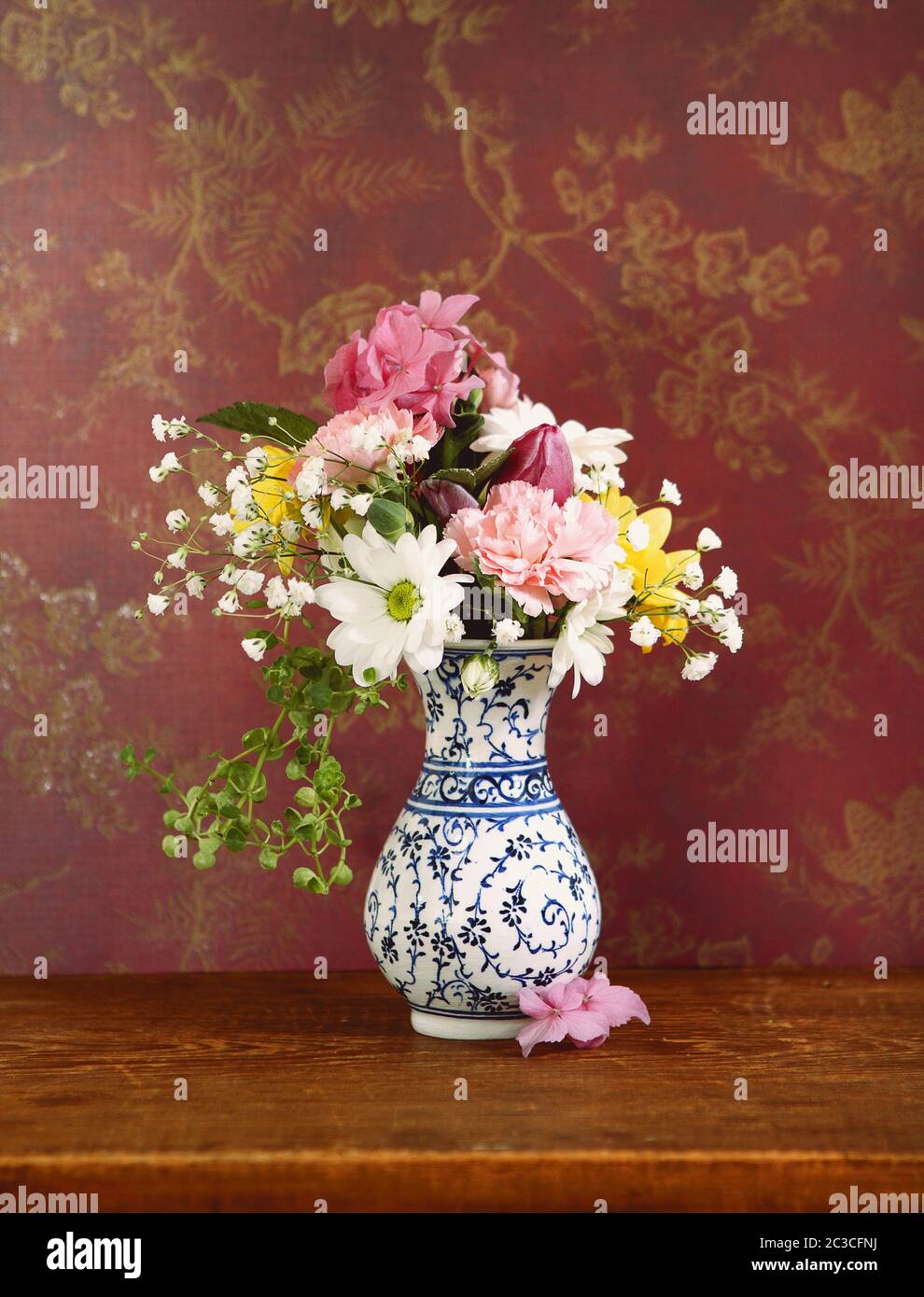 Rote blumenwand -Fotos und -Bildmaterial in hoher Auflösung – Alamy