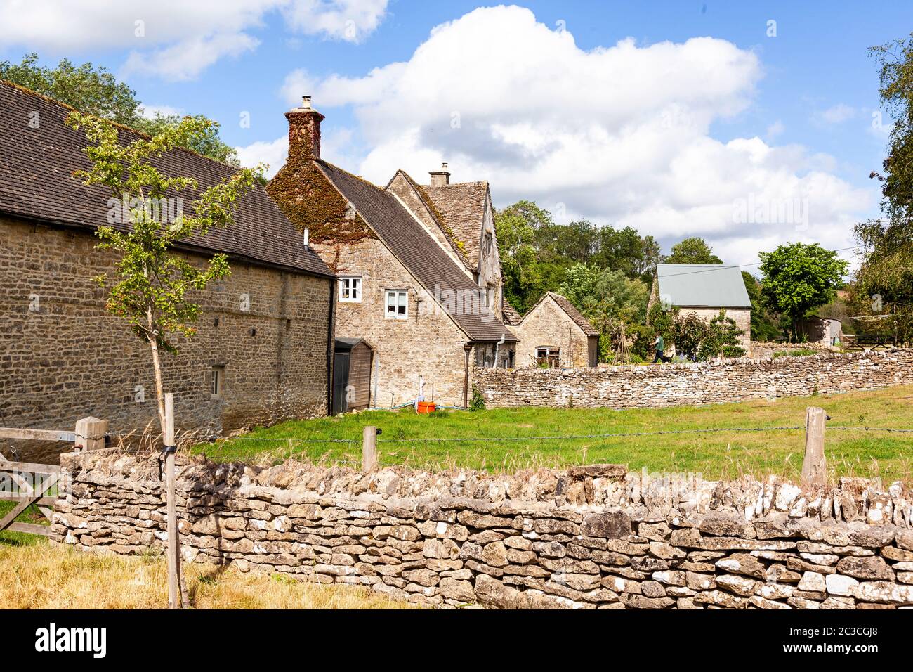 17. Jahrhundert Manor Farm in der Cotswold Dorf von Middle Duntisbourne, Gloucestershire Großbritannien Stockfoto