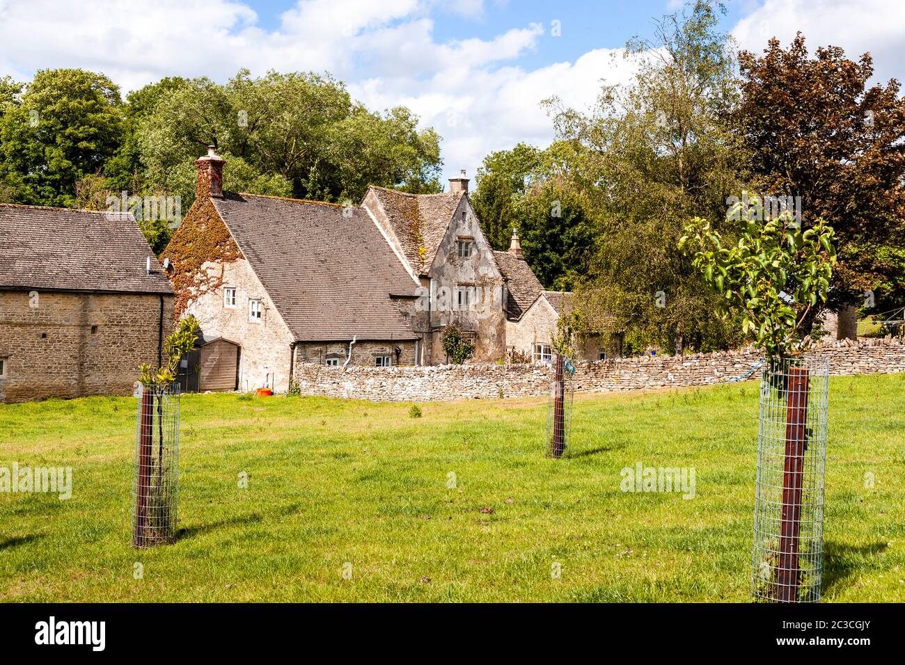 17. Jahrhundert Manor Farm in der Cotswold Dorf von Middle Duntisbourne, Gloucestershire Großbritannien Stockfoto