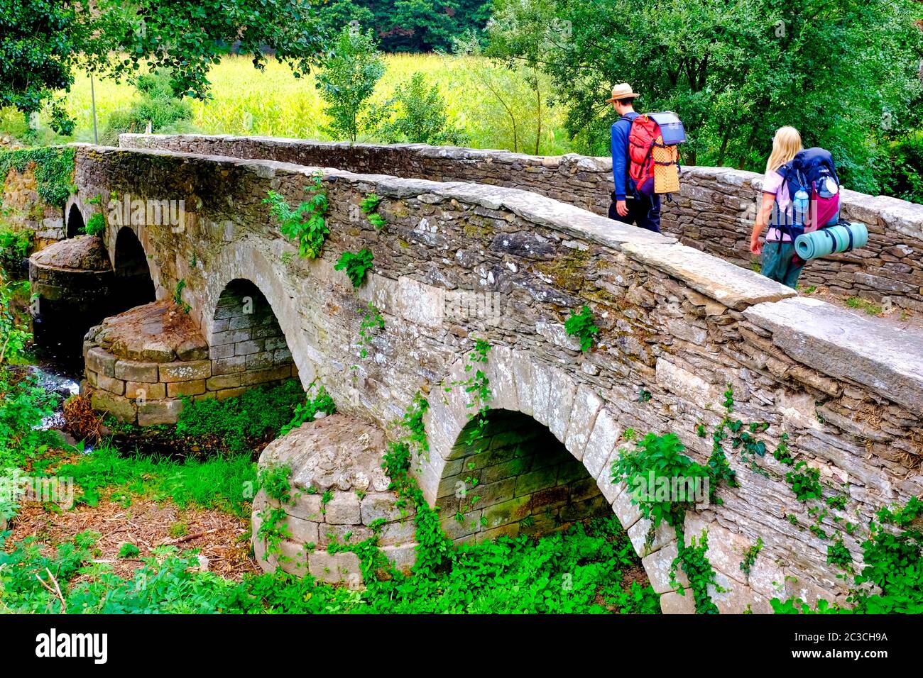 Pilger auf der Ponte da Áspera auf dem Jakobsweg bei Sarria, Galizien, Spanien Stockfoto