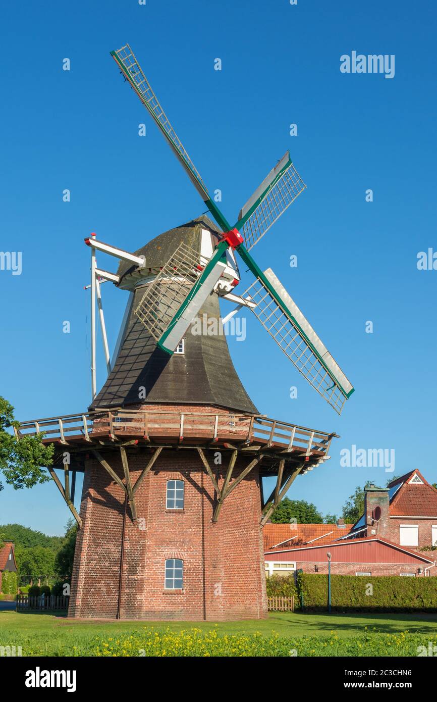 Klaashensche Mühle. Galerie Niederländische Windmühle entlang der Niedersächsischen Mühlenstraße in der Nähe der ostfriesischen Stadt Wittmund, Ostfriesland, Niedersachsen, Deutschland Stockfoto