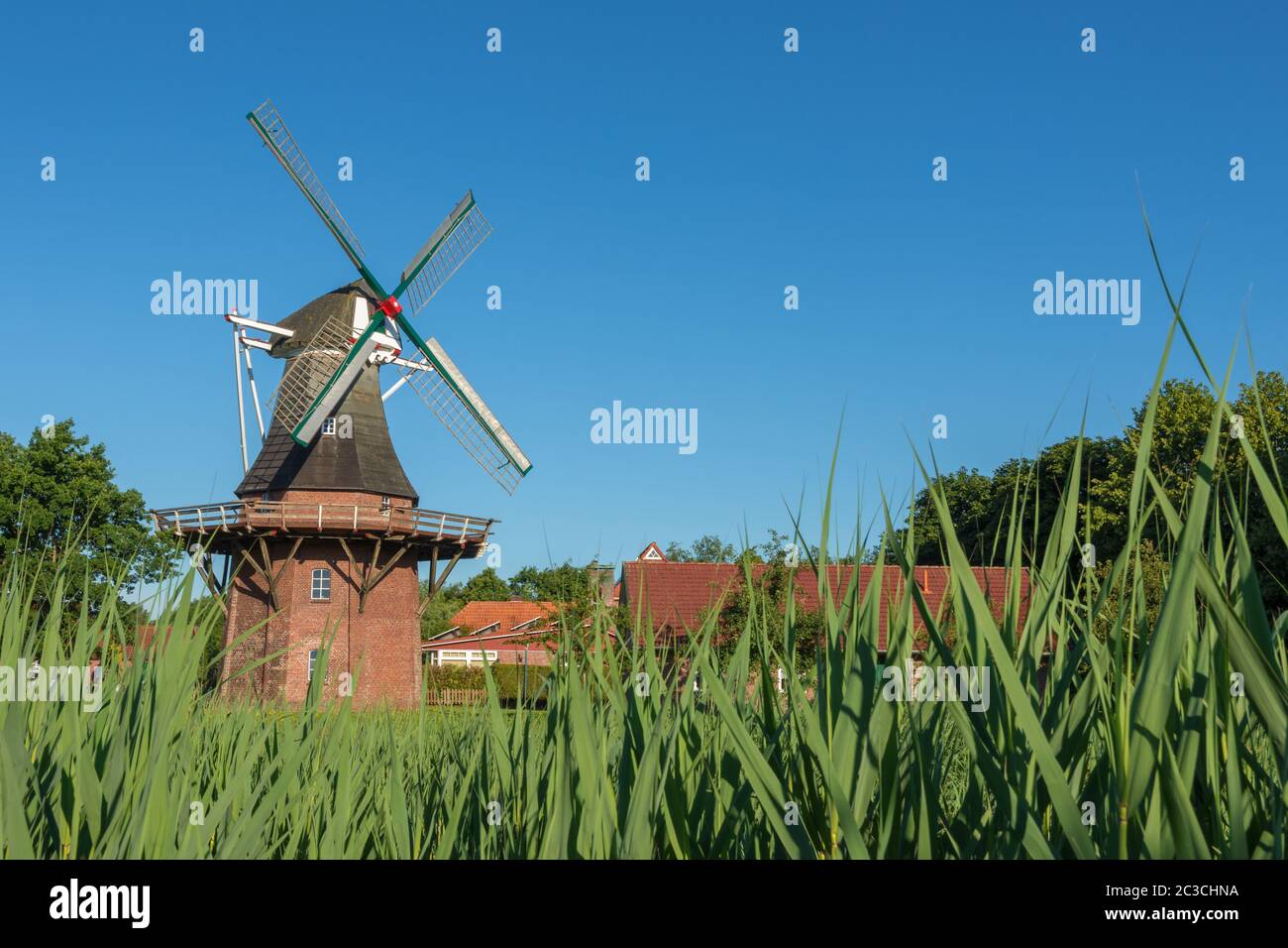 Klaashensche Mühle. Galerie Niederländische Windmühle entlang der Niedersächsischen Mühlenstraße in der Nähe der ostfriesischen Stadt Wittmund, Ostfriesland, Niedersachsen, Deutschland Stockfoto