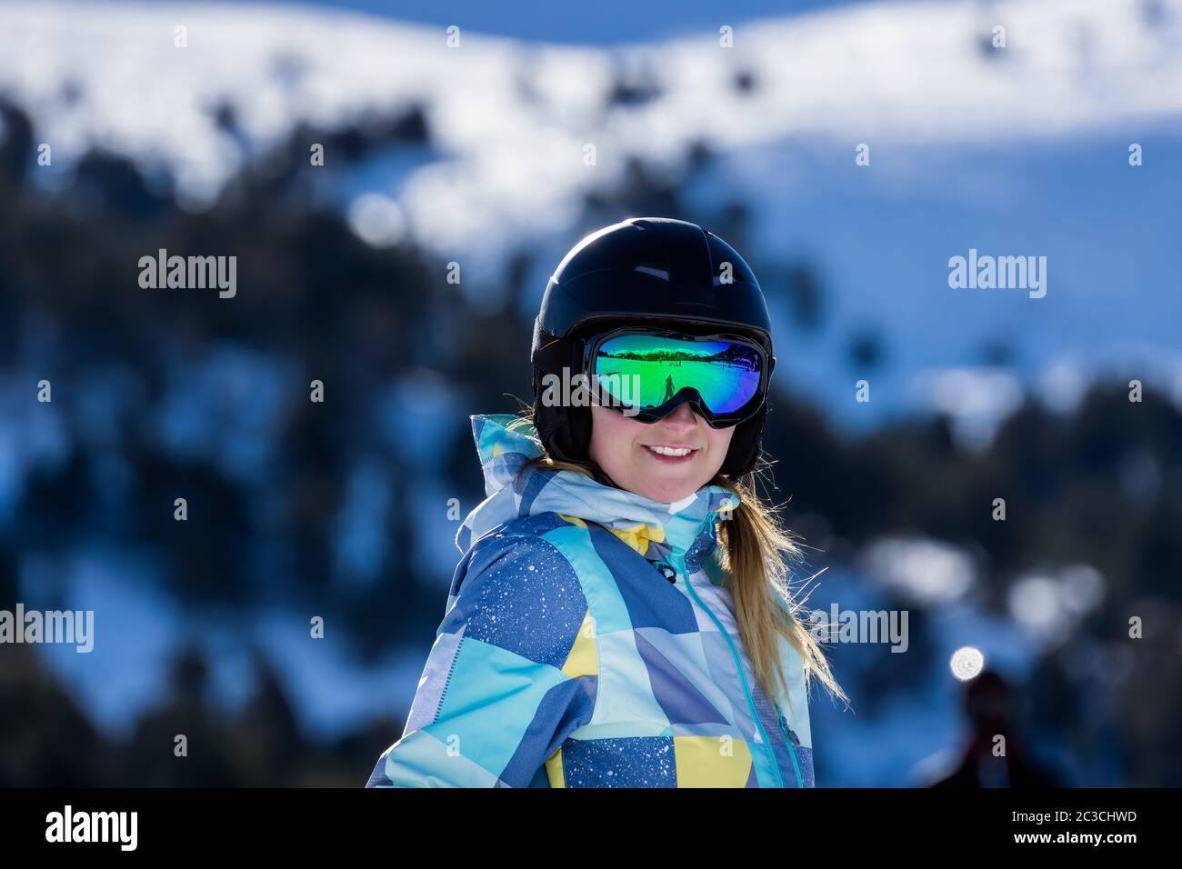 Portrait von lächelnden weißen Frau, Skifahrer mit Skihelm und Brille. Stockfoto