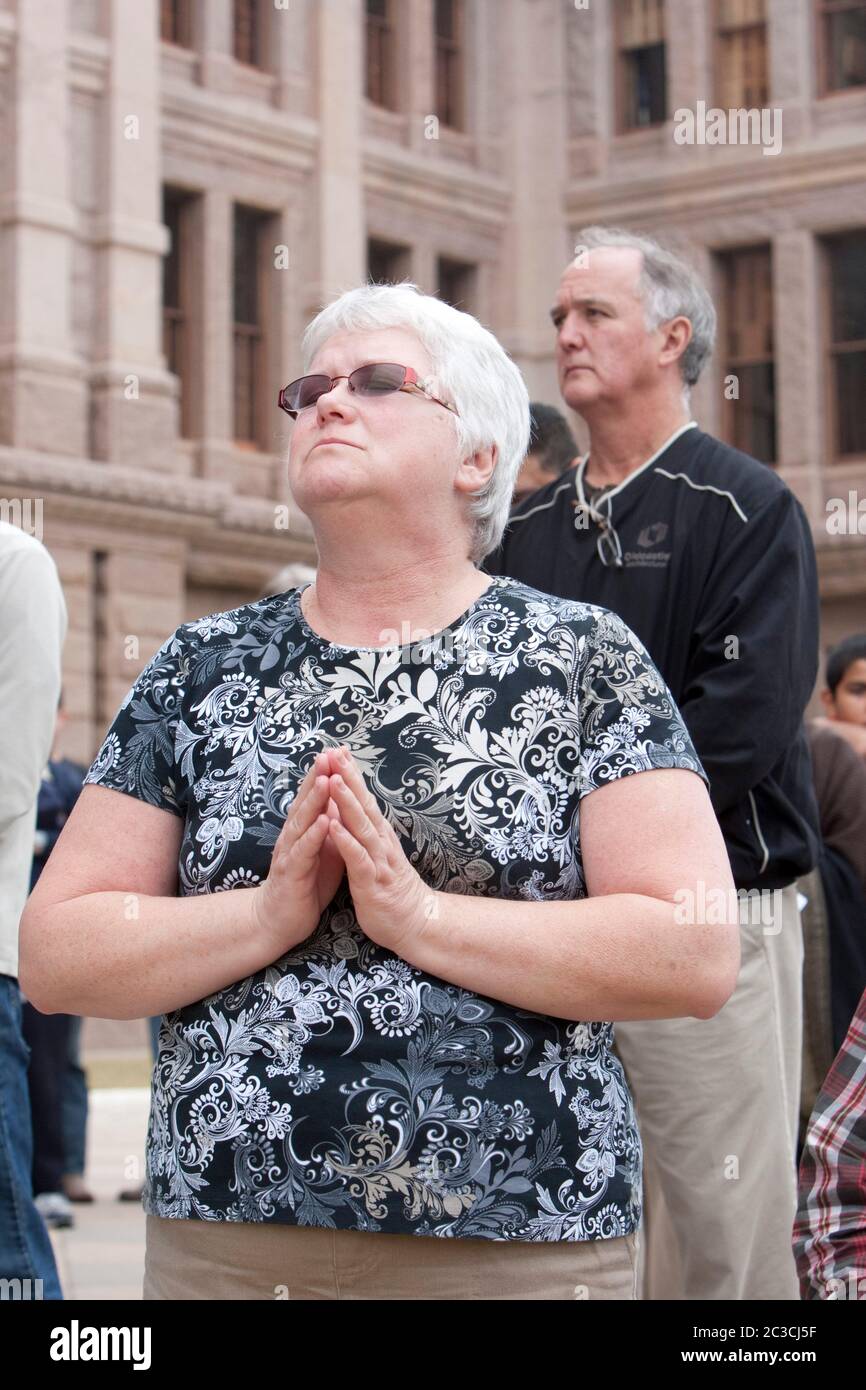 Eine weiße Frau hält sich an die Hand und betet während einer Anti-Abtreibungs- und Pro-Life-Rallye im Texas Capitol Gebäude. ©Marjorie Kamys Cotera/Daemmrich Photography Stockfoto