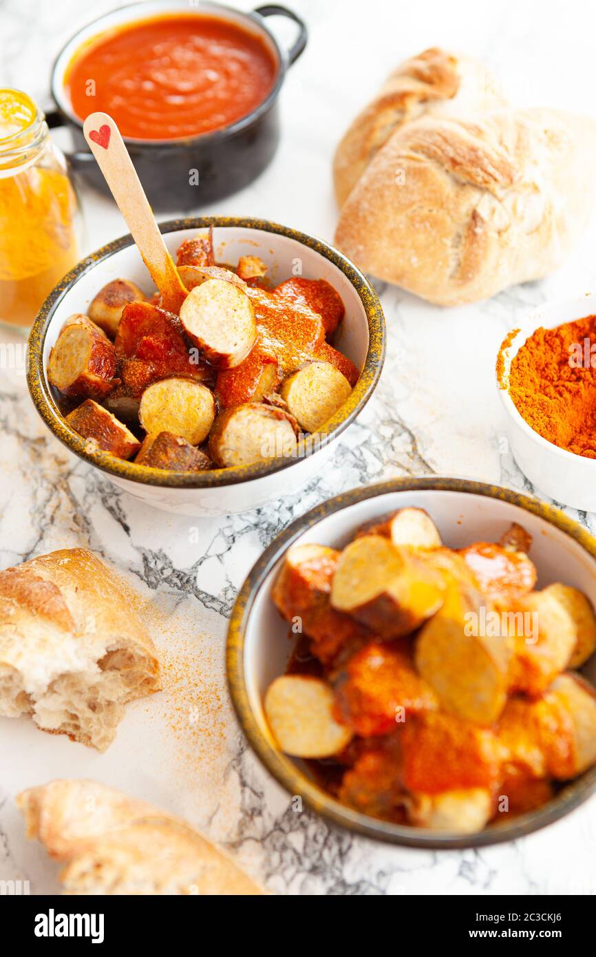 Köstliche Bratwurst mit einer würzigen Tomatencurry-Sauce Stockfoto