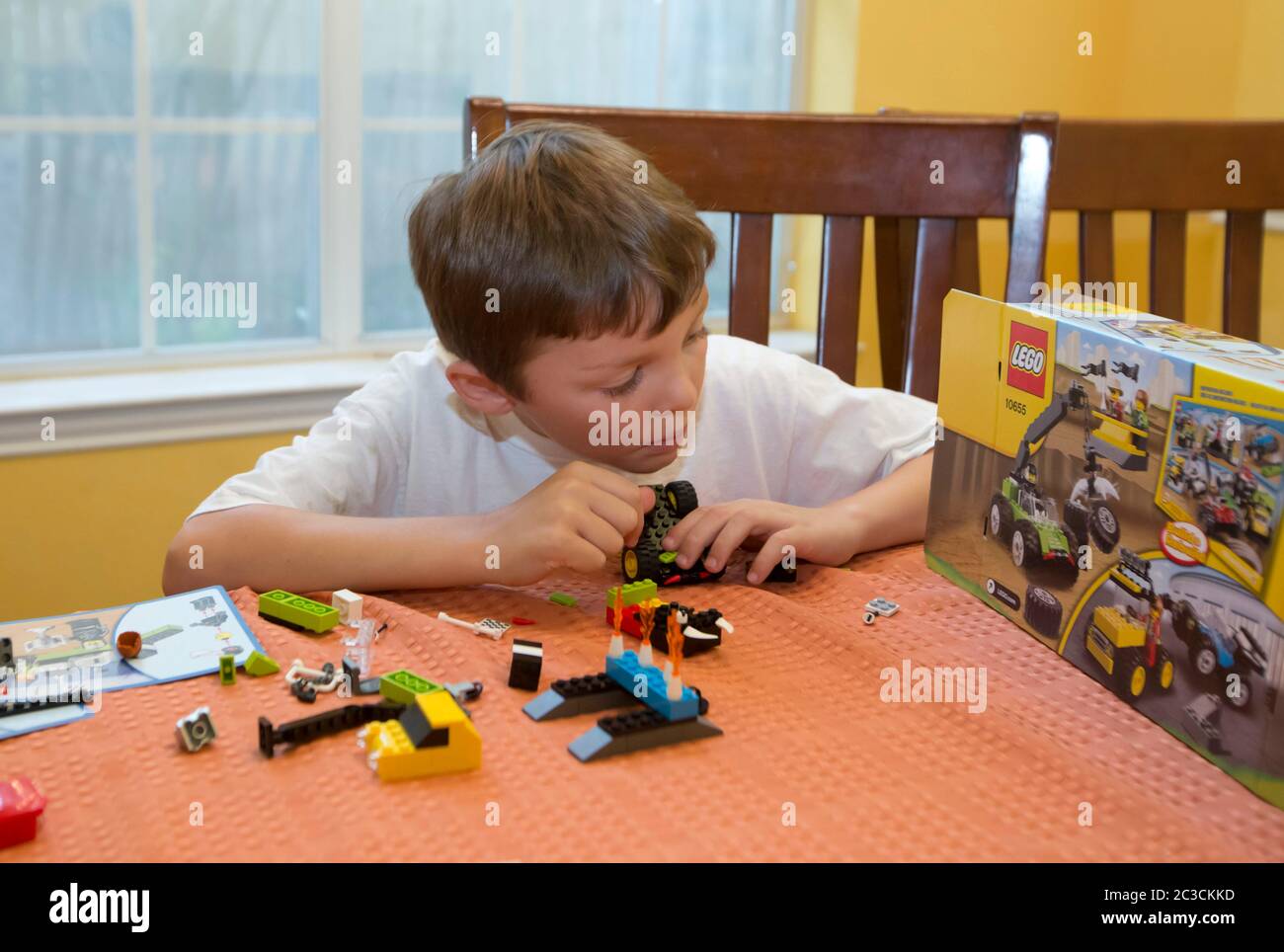 Austin Texas, USA, 2013: Ein siebenjähriger mexikanisch-amerikanischer Junge findet heraus, wie man zu Hause Legos-Bausteine zusammenstellt. ©Marjorie Kamys Cotera/Daemmrich Photography Stockfoto