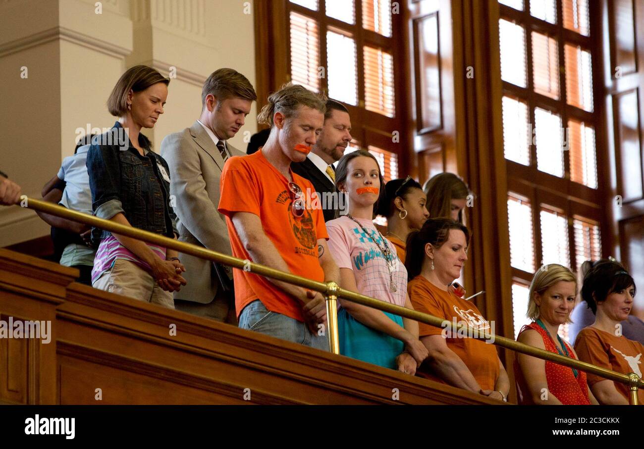 11. Juli 2013 Austin, Texas USA: Eine Gruppe von Anti-Abtreibungs-Aktivisten, die ein vorgeschlagenes neues Gesetz unterstützen, das Abtreibungsbeschränkungen ergänzen würde, steht in der Galerie des Texas Senats, während Senatoren die umstrittenen Gesetze diskutieren. ©Marjorie Kamys Cotera/Daemmrich Photography Stockfoto