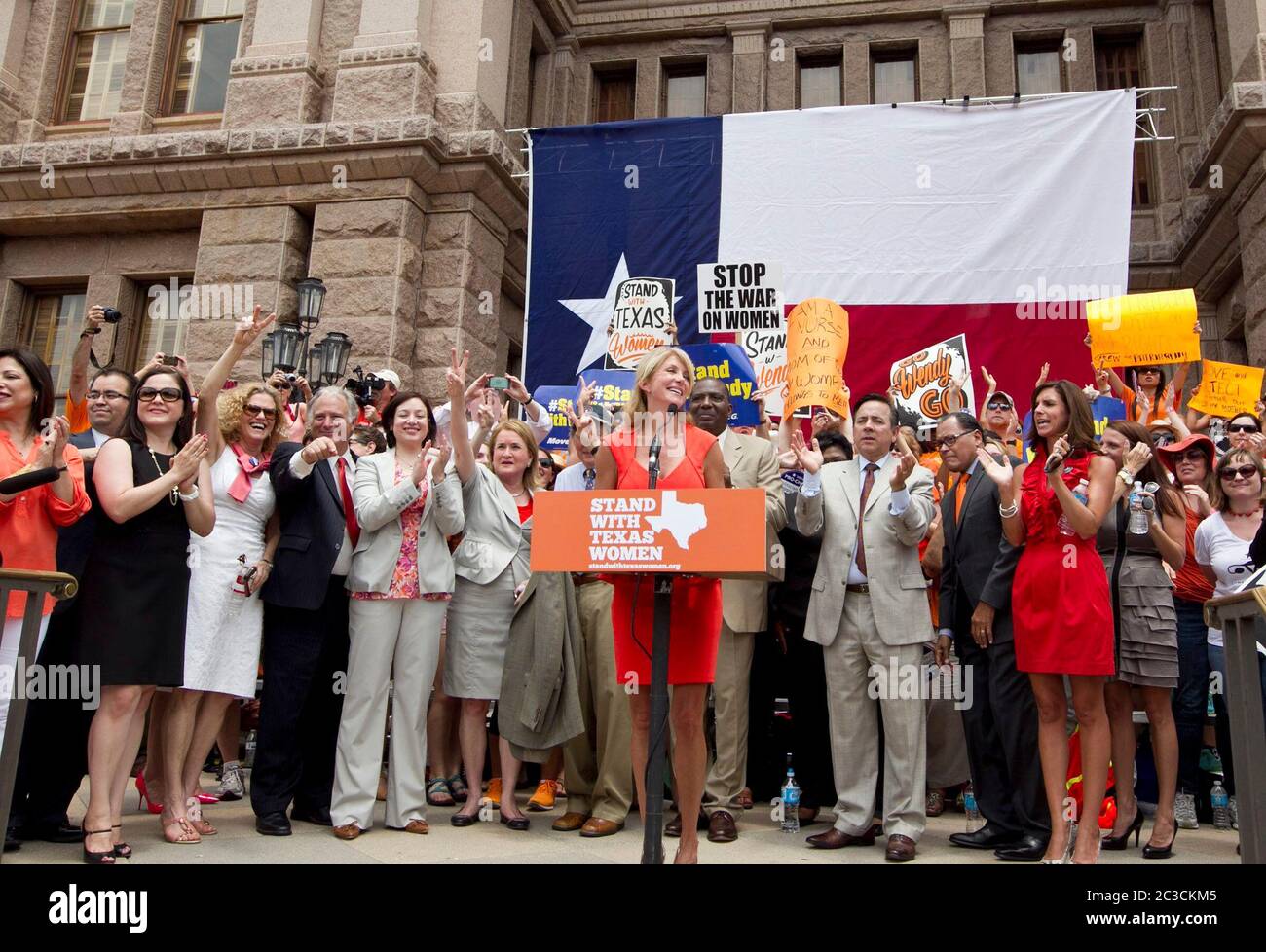 1. Juli 2013 Austin, Texas, USA: Texas Democratic Sen. Wendy Davis spricht am ersten Tag der zweiten Sondersitzung der Texas Legislature auf einer Pro-Choice-Kundgebung im Texas Capitol. Davis sprach letzte Woche 11 Stunden lang in einem Filibuster, der das Abtreibungsgesetz SB #5 am Ende der ersten Sondersitzung tötete. Texanische Regierung. Rick Perry rief schnell zu einer weiteren Sitzung an, damit eine Version des Gesetzentwurfs wieder vorgelegt werden konnte. ©Marjorie Kamys Cotera/Daemmrich Photography Stockfoto