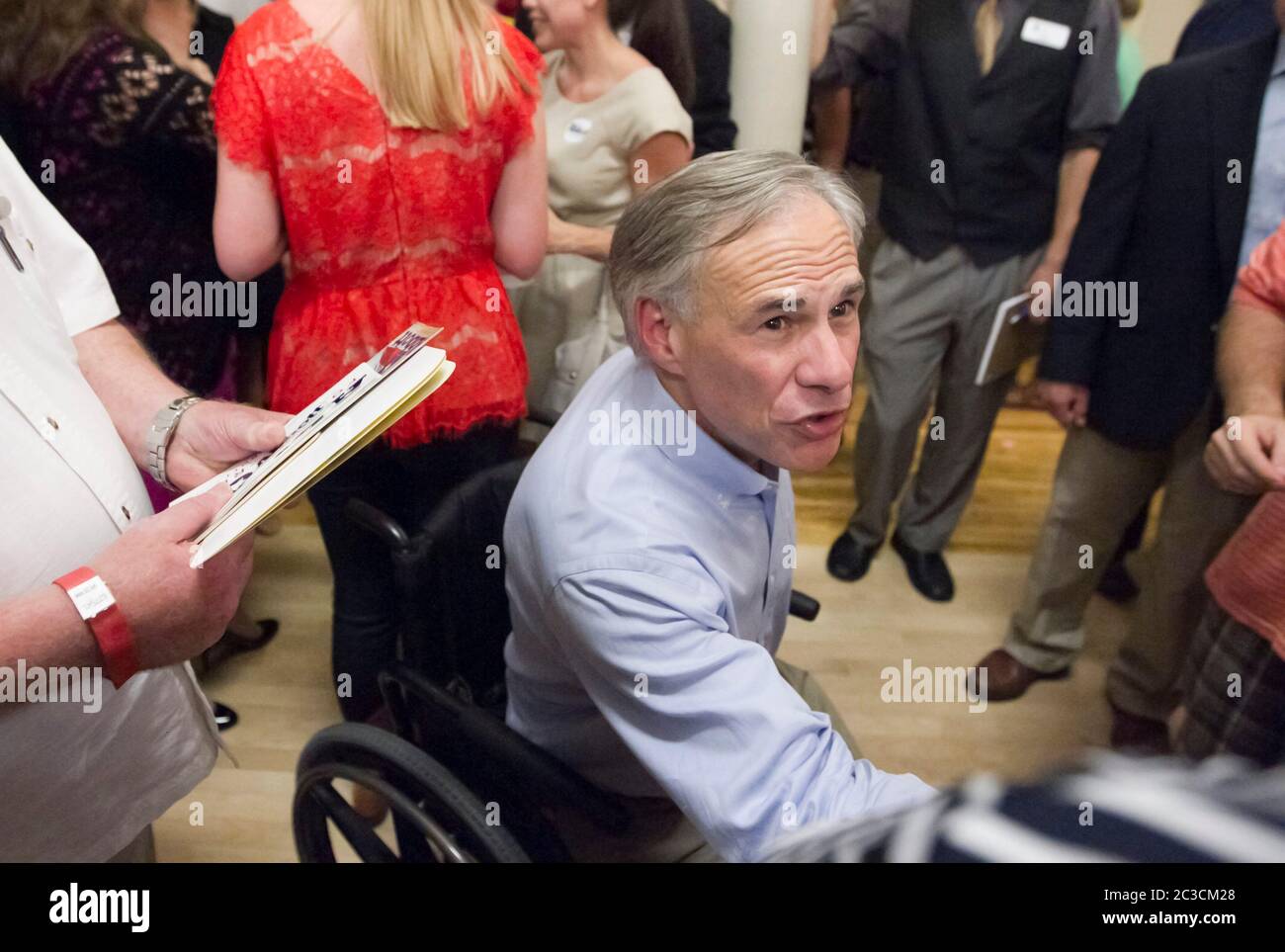 18. Juli 2013, Austin, Texas, USA: Texas Attorney General Greg Abbott, kandidiert für den Gouverneur von Texas, begrüßt Fans während eines Wahlkampfstopps. ©Marjorie Kamys Cotera/Daemmrich Photography Stockfoto