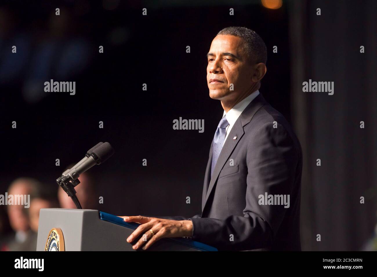 25. April 2013 Waco, Texas, USA: Der Präsident der Vereinigten Staaten Barack Obama spricht zu Tausenden Trauernden, die an einer Gedenkfeier für die im Westen, Texas, getöteten Feuerwehrleute teilnehmen, und am 17. April die Explosion der Düngemittelanlage. Zwölf der 15 Toten waren Ersthelfer. ©Marjorie Kamys Cotera/Daemmrich Photography Stockfoto