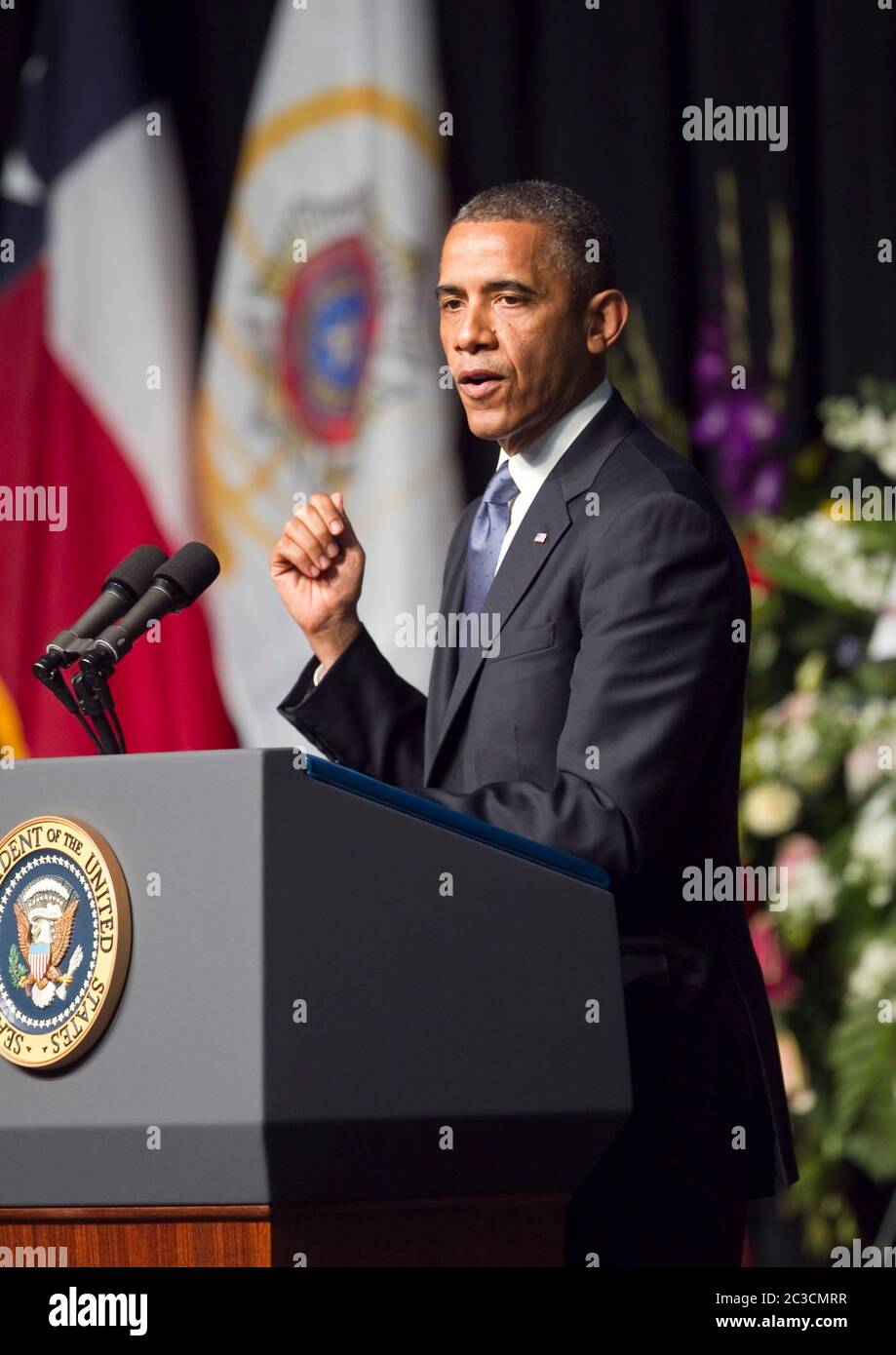 25. April 2013 Waco, Texas, USA: Der Präsident der Vereinigten Staaten Barack Obama spricht zu Tausenden Trauernden, die an einer Gedenkfeier für die im Westen, Texas, getöteten Feuerwehrleute teilnehmen, und am 17. April die Explosion der Düngemittelanlage. Zwölf der 15 Toten waren Ersthelfer. ©Marjorie Kamys Cotera/Daemmrich Photography Stockfoto