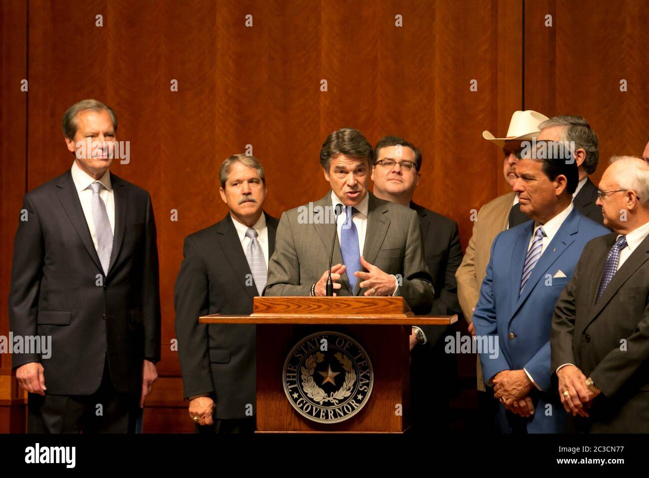 Austin, Texas, USA, 18. Juli 2013: Texas Gov. Rick Perry spricht vor der Unterzeichnung des kontroversen HB2, der neue Beschränkungen für Frauen beim Zugang zu Abtreibung in das Gesetz einführt, mit einem Raum voller republikanischer Repräsentanten und Senatoren. Sen. Eddie Lucio aus Brownsville (zweiter von rechts) war der einzige Demokrat im Senat, der für den Gesetzentwurf stimmte. ©Marjorie Kamys Cotera/Daemmrich Photography Stockfoto