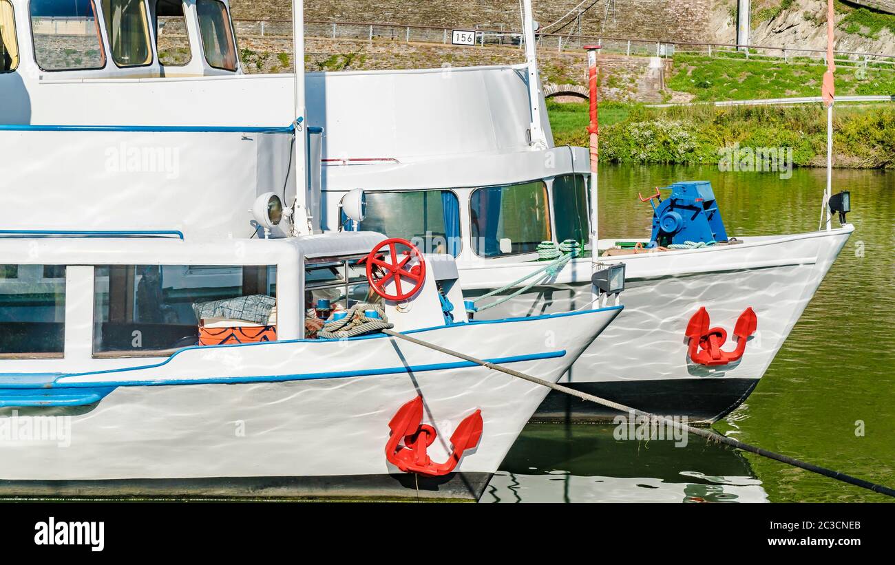 Passagierschiff auf der mosel an einem schönen Sommertag Stockfoto