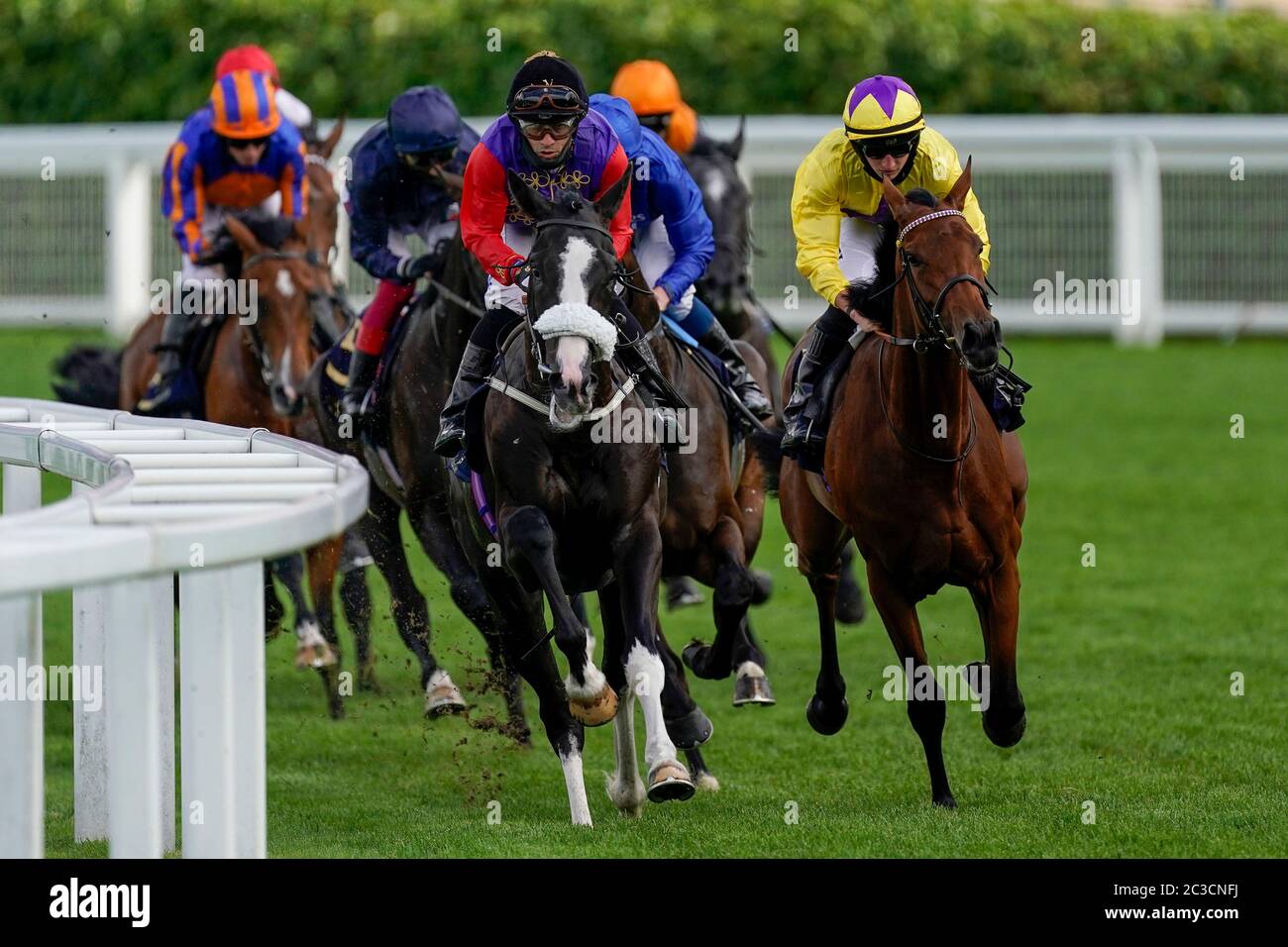 Ein allgemeiner Blick, während Läufer die Seite der Strecke in der Queen's Vase am vierten Tag des Royal Ascot auf der Ascot Racecourse herunterdrehen. Stockfoto