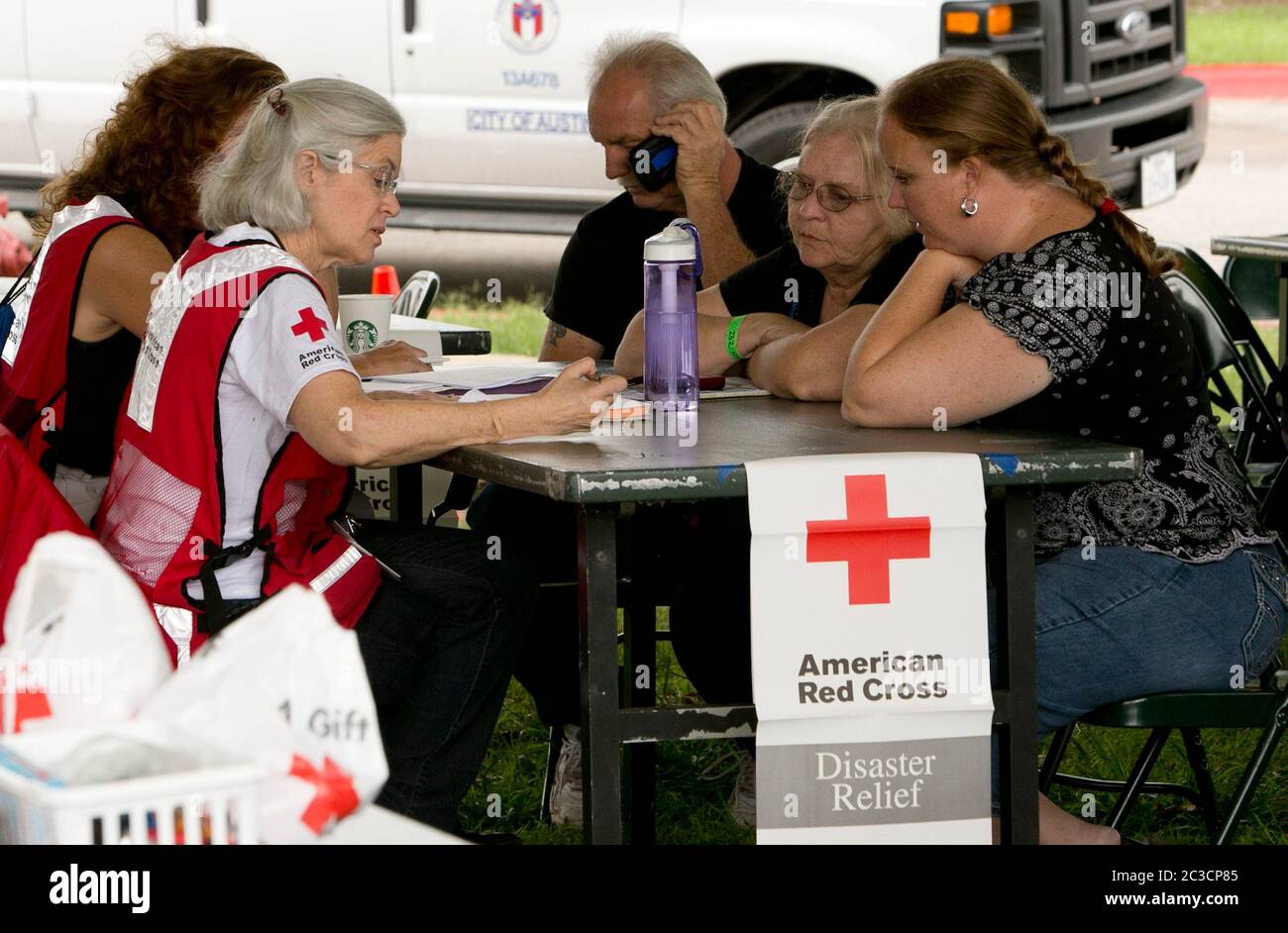 Austin, Texas, USA, 5. November 2013: Freiwillige des amerikanischen Roten Kreuzes helfen den Opfern einer Blitzflut am Onion Creek. Am 31. Oktober riss eine tödliche Überschwemmung durch die Gegend, wodurch Hunderte von Häusern beschädigt und mehrere Menschen getötet wurden. Die Gruppe richtete Zelte, Tische und Stühle ein, auf denen Freiwillige den Opfern geholfen haben, verschiedene Formen der Hilfe zu finden. ©Marjorie Kamys Cotera/Daemmrich Stockfoto