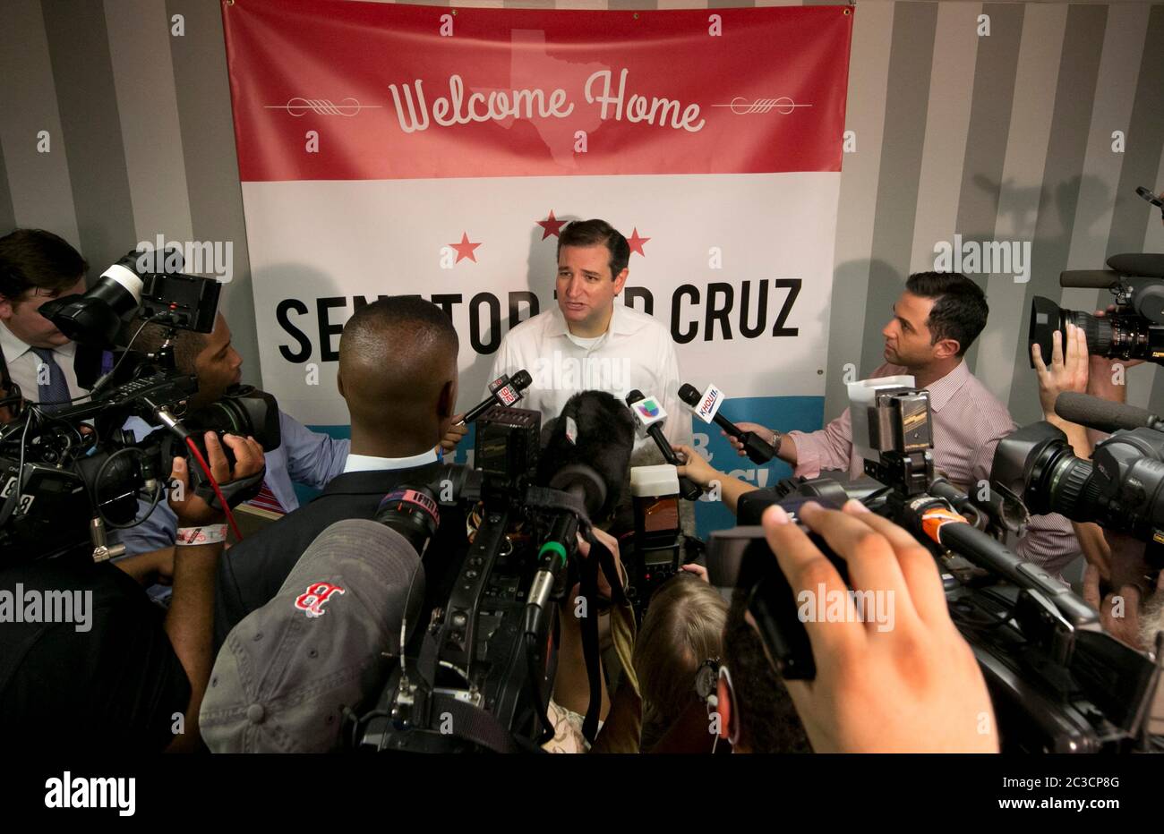 Houston Texas, USA, Oktober 21 2013: Der republikanische Senator Ted Cruz aus Texas spricht mit Reportern während einer Homecoming-Veranstaltung, die von einer lokalen Tea Party-Organisation ausgerichtet wird. ©Marjorie Kamys Cotera/Daemmrich Stockfoto