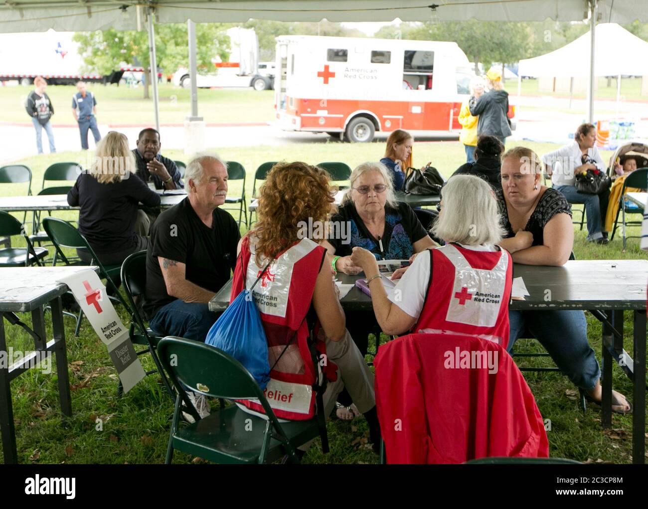 Austin, Texas, USA, 5. November 2013: Freiwillige des amerikanischen Roten Kreuzes helfen den Opfern einer Blitzflut am Onion Creek. Am 31. Oktober riss eine tödliche Überschwemmung durch die Gegend, wodurch Hunderte von Häusern beschädigt und mehrere Menschen getötet wurden. Die Gruppe richtete Zelte, Tische und Stühle ein, auf denen Freiwillige den Opfern geholfen haben, verschiedene Formen der Hilfe zu finden. ©Marjorie Kamys Cotera/Daemmrich Stockfoto
