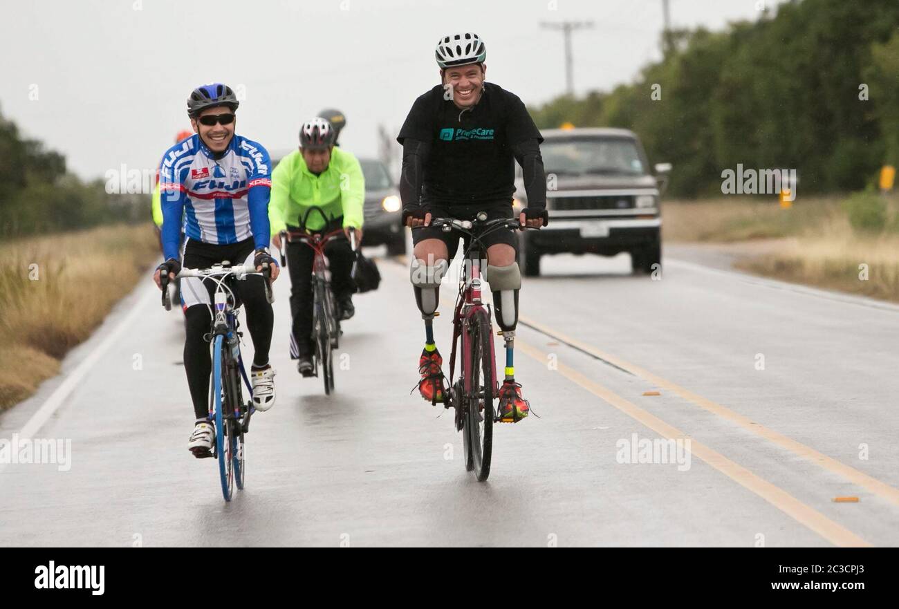 Carlos Gutierrez, ein Geschäftsmann aus dem nördlichen Bundesstaat Chihuahua in Mexiko, ließ sich 2011 in seinem Heimatland von Gangstern die Füße abschlagen. Er überlebte, floh aus seiner Heimat, kam mit seiner Familie in die USA und beantragte politisches Asyl. Als Teil seiner Therapie und zur Sensibilisierung für Gewalt in Mexiko fährt er mit dem Fahrrad von El Paso, Texas, nach Austin. Carlos ist Mitglied der in El Paso ansässigen gemeinnützigen Gruppe „Mexikaner im Exil“. ©Marjorie Kamys Cotera/Daemmrich Photography Stockfoto