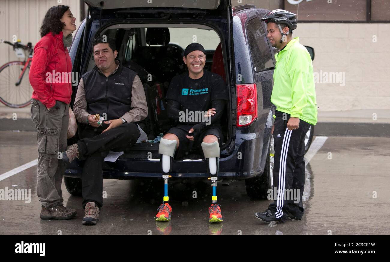 Carlos Gutierrez, ein Geschäftsmann aus dem nördlichen Bundesstaat Chihuahua in Mexiko, ließ sich 2011 in seinem Heimatland von Gangstern die Füße abschlagen. Er überlebte, floh aus seiner Heimat, kam mit seiner Familie in die USA und beantragte politisches Asyl. Als Teil seiner Therapie und zur Sensibilisierung für Gewalt in Mexiko fährt er mit dem Fahrrad von El Paso, Texas, nach Austin. Carlos ist Mitglied der in El Paso ansässigen gemeinnützigen Gruppe „Mexikaner im Exil“. ©Marjorie Kamys Cotera/Daemmrich Photography Stockfoto