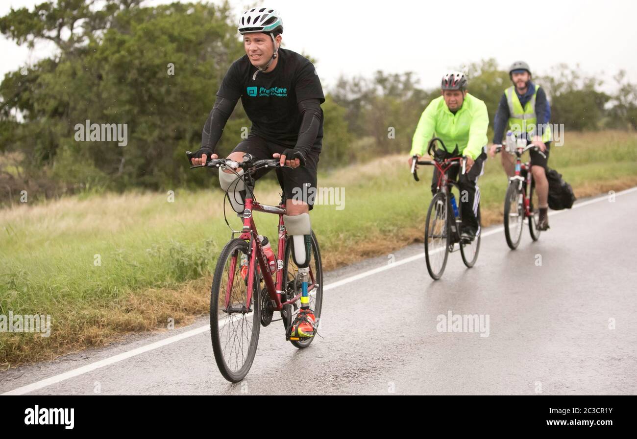 Carlos Gutierrez, ein Geschäftsmann aus dem nördlichen Bundesstaat Chihuahua in Mexiko, ließ sich 2011 in seinem Heimatland von Gangstern die Füße abschlagen. Er überlebte, floh aus seiner Heimat, kam mit seiner Familie in die USA und beantragte politisches Asyl. Als Teil seiner Therapie und zur Sensibilisierung für Gewalt in Mexiko fährt er mit dem Fahrrad von El Paso, Texas, nach Austin. Carlos ist Mitglied der in El Paso ansässigen gemeinnützigen Gruppe „Mexikaner im Exil“. ©Marjorie Kamys Cotera/Daemmrich Photography Stockfoto