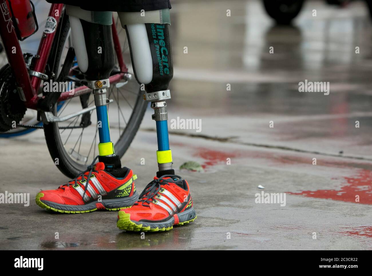 Carlos Gutierrez, ein Geschäftsmann aus dem nördlichen Bundesstaat Chihuahua in Mexiko, ließ sich 2011 in seinem Heimatland von Gangstern die Füße abschlagen. Er überlebte, floh aus seiner Heimat, kam mit seiner Familie in die USA und beantragte politisches Asyl. Als Teil seiner Therapie und zur Sensibilisierung für Gewalt in Mexiko fährt er mit dem Fahrrad von El Paso, Texas, nach Austin. Carlos ist Mitglied der in El Paso ansässigen gemeinnützigen Gruppe „Mexikaner im Exil“. ©Marjorie Kamys Cotera/Daemmrich Photography Stockfoto