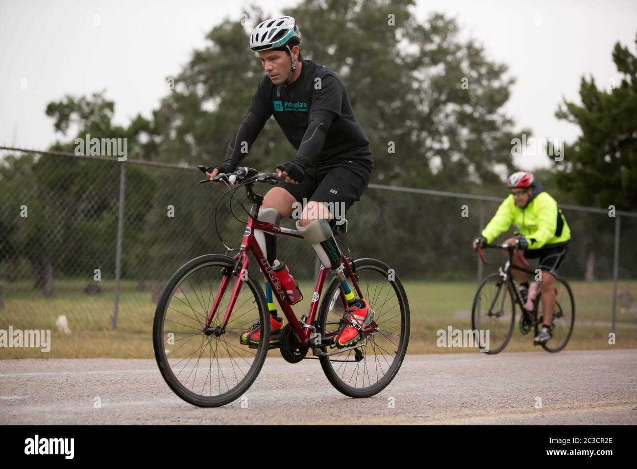 Carlos Gutierrez, ein Geschäftsmann aus dem nördlichen Bundesstaat Chihuahua in Mexiko, ließ sich 2011 in seinem Heimatland von Gangstern die Füße abschlagen. Er überlebte, floh aus seiner Heimat, kam mit seiner Familie in die USA und beantragte politisches Asyl. Als Teil seiner Therapie und zur Sensibilisierung für Gewalt in Mexiko fährt er mit dem Fahrrad von El Paso, Texas, nach Austin. Carlos ist Mitglied der in El Paso ansässigen gemeinnützigen Gruppe „Mexikaner im Exil“. ©Marjorie Kamys Cotera/Daemmrich Photography Stockfoto