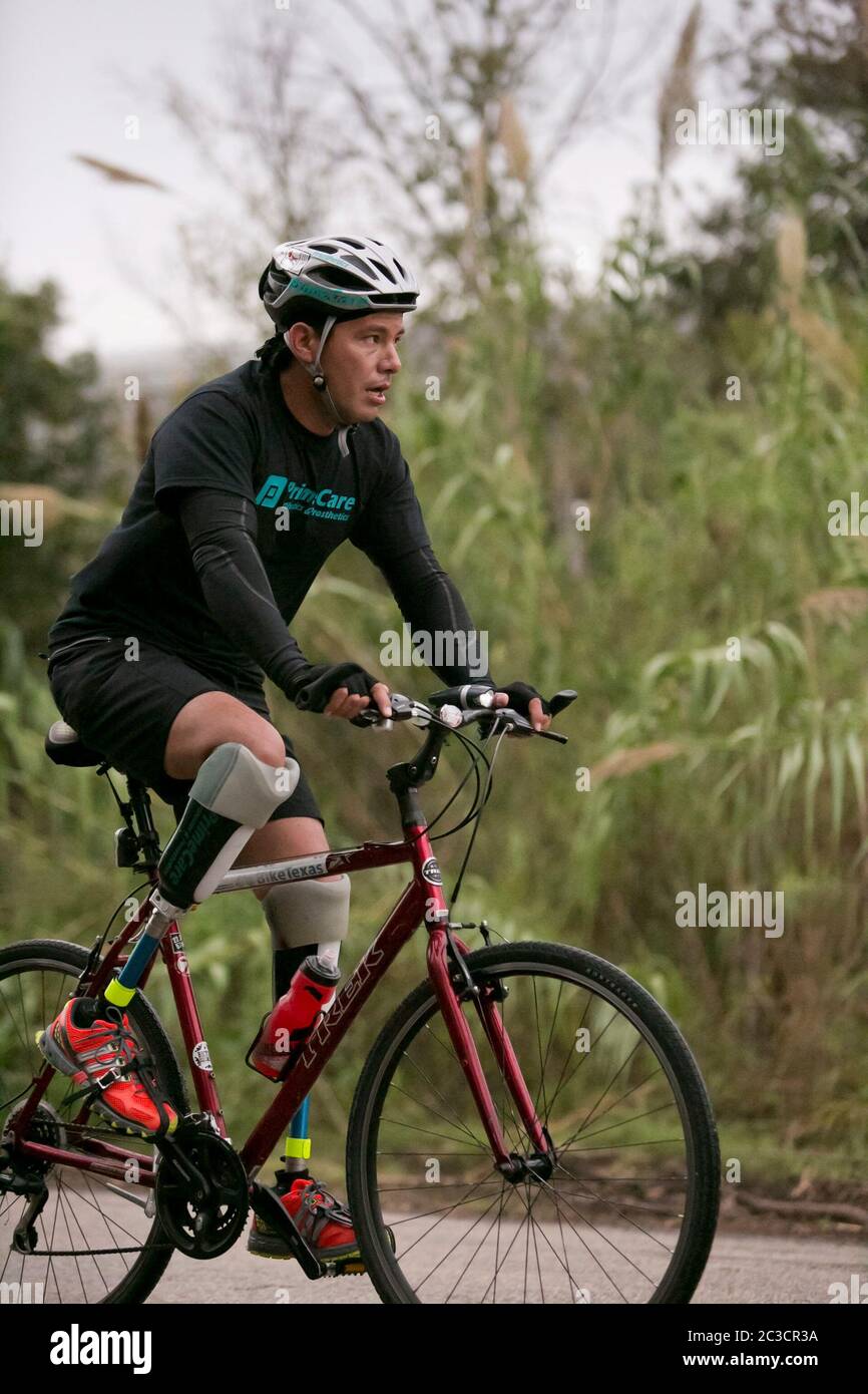 Carlos Gutierrez, ein Geschäftsmann aus dem nördlichen Bundesstaat Chihuahua in Mexiko, ließ sich 2011 in seinem Heimatland von Gangstern die Füße abschlagen. Er überlebte, floh aus seiner Heimat, kam mit seiner Familie in die USA und beantragte politisches Asyl. Als Teil seiner Therapie und zur Sensibilisierung für Gewalt in Mexiko fährt er mit dem Fahrrad von El Paso, Texas, nach Austin. Carlos ist Mitglied der in El Paso ansässigen gemeinnützigen Gruppe „Mexikaner im Exil“. ©Marjorie Kamys Cotera/Daemmrich Photography Stockfoto