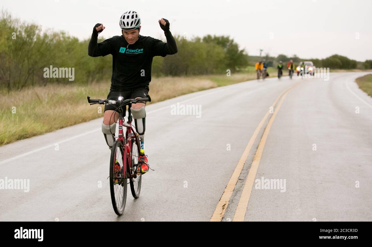Carlos Gutierrez, ein Geschäftsmann aus dem nördlichen Bundesstaat Chihuahua in Mexiko, ließ sich 2011 in seinem Heimatland von Gangstern die Füße abschlagen. Er überlebte, floh aus seiner Heimat, kam mit seiner Familie in die USA und beantragte politisches Asyl. Als Teil seiner Therapie und zur Sensibilisierung für Gewalt in Mexiko fährt er mit dem Fahrrad von El Paso, Texas, nach Austin. Carlos ist Mitglied der in El Paso ansässigen gemeinnützigen Gruppe „Mexikaner im Exil“. ©Marjorie Kamys Cotera/Daemmrich Photography Stockfoto