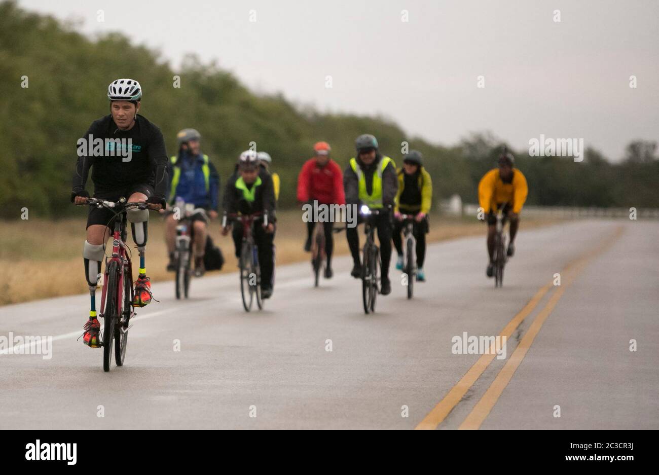 Carlos Gutierrez, ein Geschäftsmann aus dem nördlichen Bundesstaat Chihuahua in Mexiko, ließ sich 2011 in seinem Heimatland von Gangstern die Füße abschlagen. Er überlebte, floh aus seiner Heimat, kam mit seiner Familie in die USA und beantragte politisches Asyl. Als Teil seiner Therapie und zur Sensibilisierung für Gewalt in Mexiko fährt er mit dem Fahrrad von El Paso, Texas, nach Austin. Carlos ist Mitglied der in El Paso ansässigen gemeinnützigen Gruppe „Mexikaner im Exil“. ©Marjorie Kamys Cotera/Daemmrich Photography Stockfoto