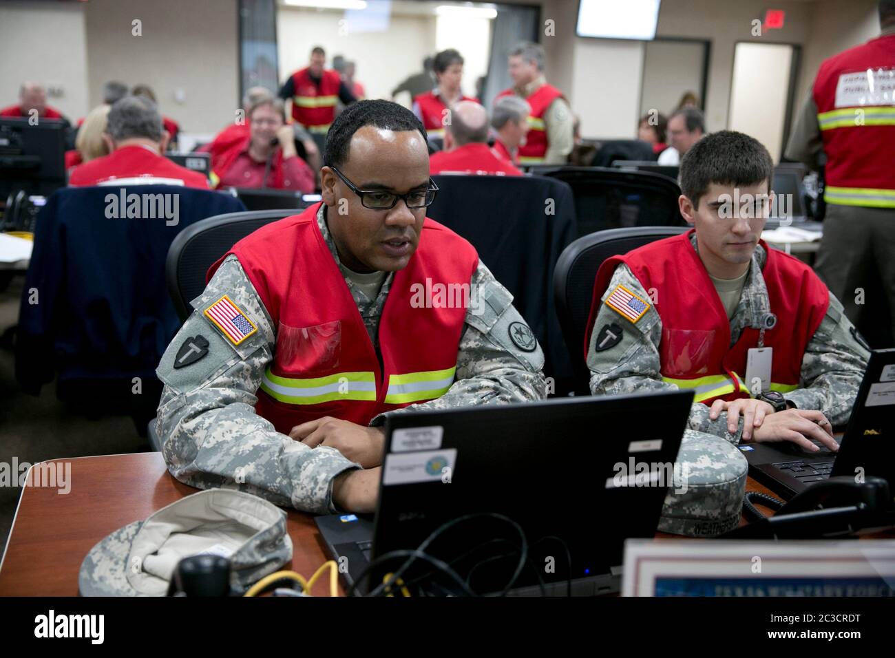 Austin, Texas, USA, Dezember 2013: Mitarbeiter des Texas Department of Public Safety und der Texas Division of Emergency Management führen eine Übung durch, um den gesamten Emergency Management Council im neu renovierten State Operations Center zu aktivieren, das bei Notfällen und Katastrophen aktiviert werden würde. ©Marjorie Kamys Cotera/Daemmrich Photography Stockfoto