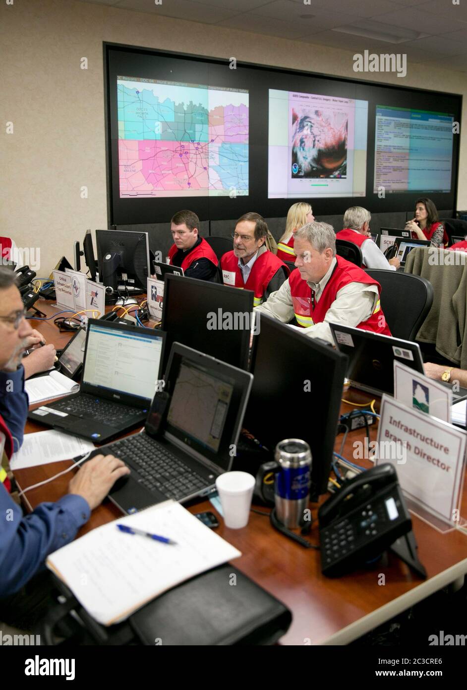 Austin, Texas, USA, Dezember 2013: Mitarbeiter des Texas Department of Public Safety und der Texas Division of Emergency Management führen eine Übung durch, um den gesamten Emergency Management Council im neu renovierten State Operations Center zu aktivieren, das bei Notfällen und Katastrophen aktiviert werden würde. ©Marjorie Kamys Cotera/Daemmrich Photography Stockfoto